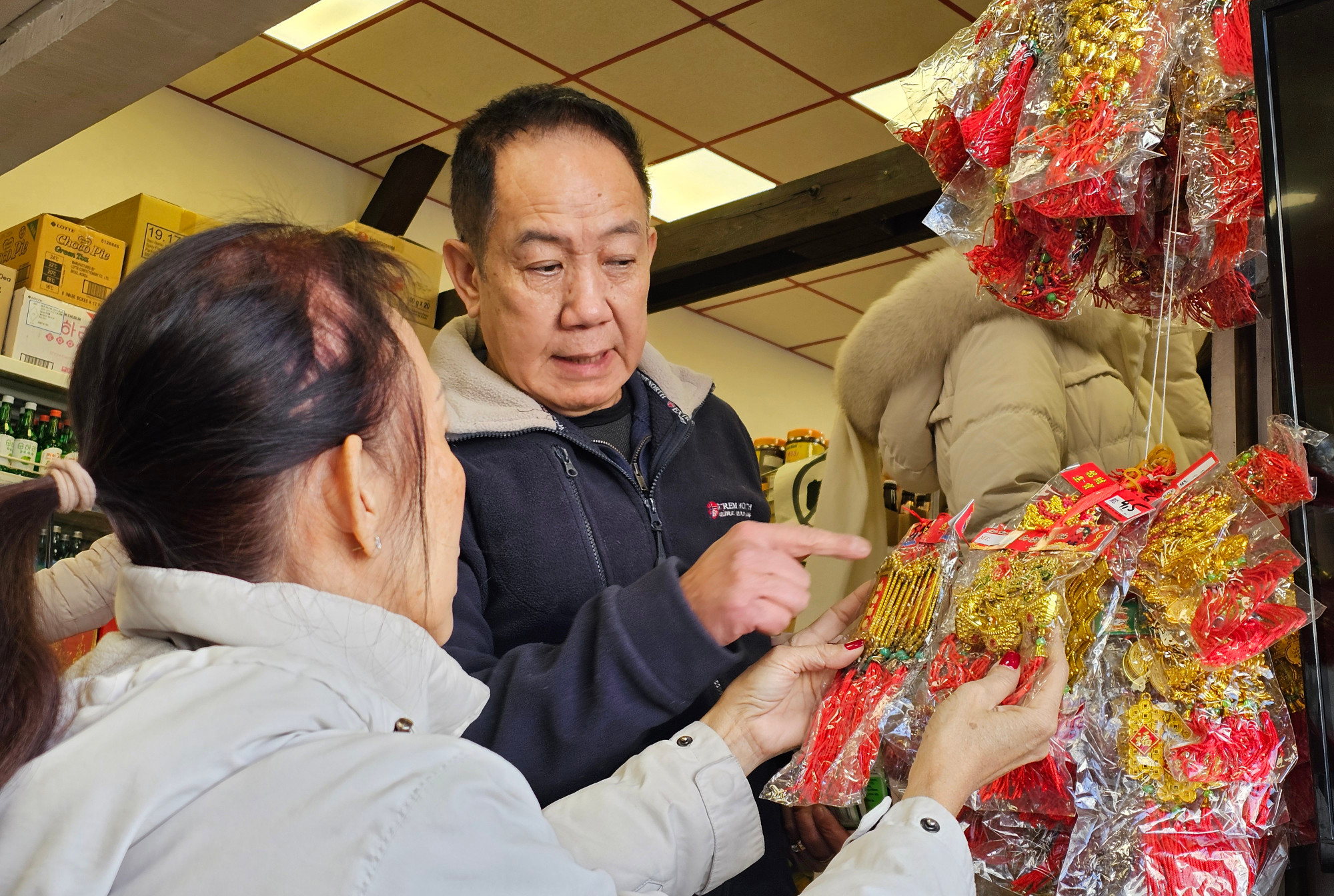 Chọn đồ trang trí nhà trong dịp Tết cũng tốn khá nhiều thời gian nhưng bà con cố gắng gìn giữ nét đẹp văn hóa truyền thống của người Việt.