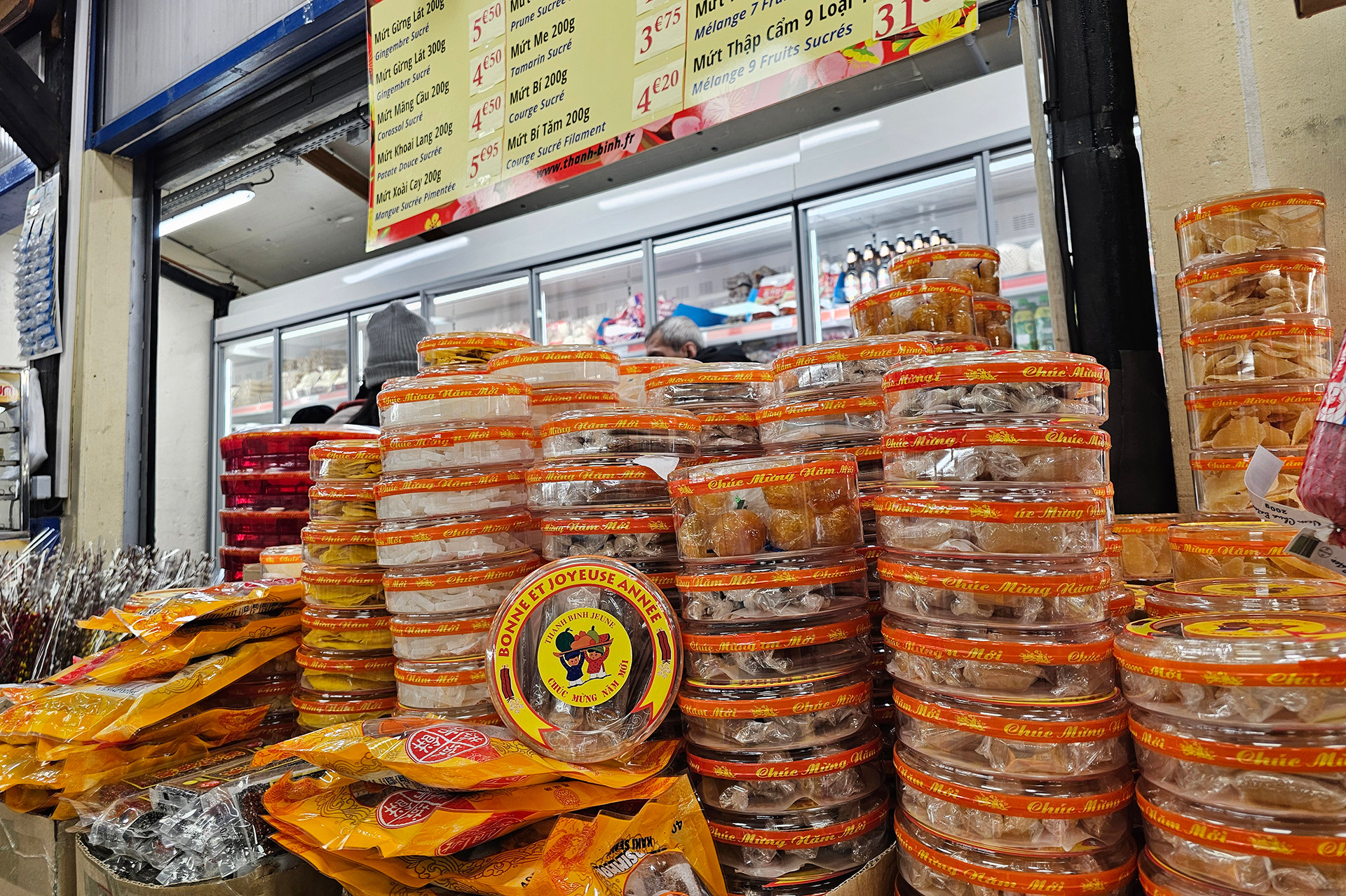 Các loại mứt được nhập từ Việt Nam. Để phục vụ nhu cầu mua sắm của bà con Việt kiều tại Pháp, siêu thị thanh Bình Jeune đã cố gắng nhập khẩu rất nhiều hàng Tết để bà con có thể mua sắm và cảm nhận được những ngày Tết đầy đủ và ấm cúng như ở quê nhà.