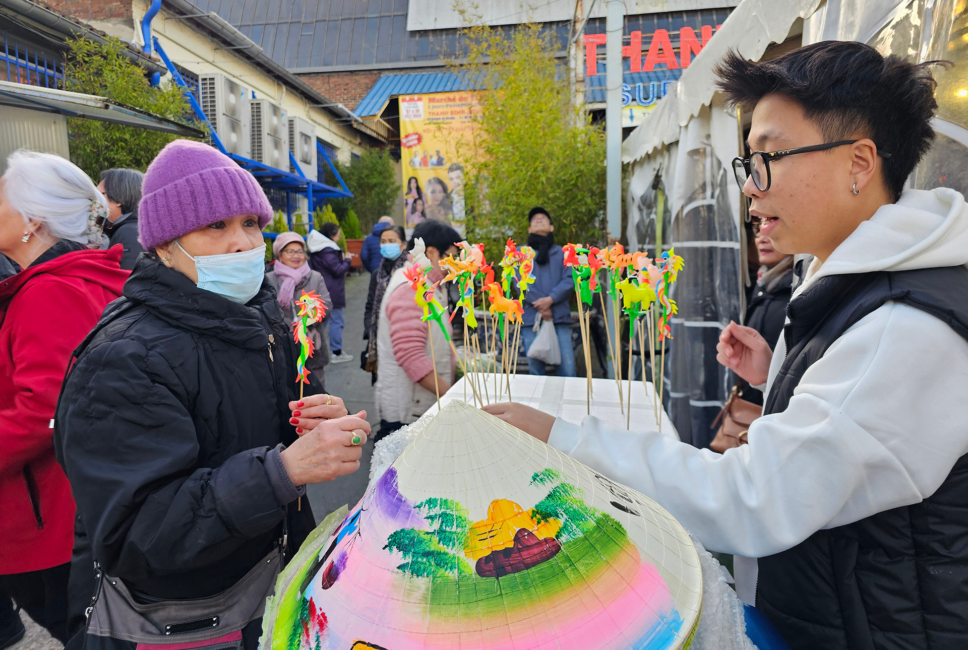 Trong khuôn viên của Thanh Bình Jeune còn có nhiều quầy hàng Tết khác như tò he thật giống phiên chợ Tết ở Việt Nam.