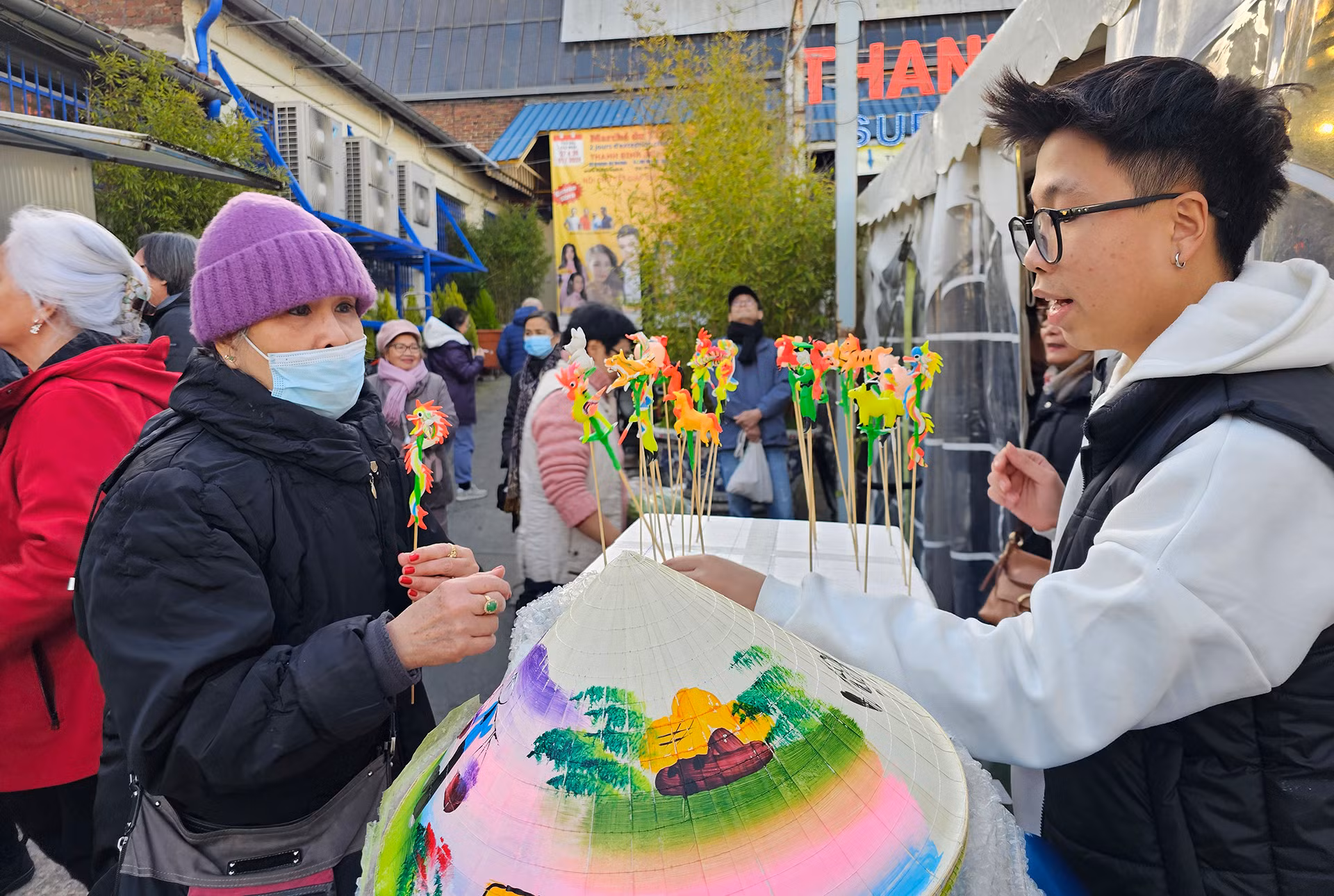 Trong khuôn viên của Thanh Bình Jeune còn có nhiều quầy hàng Tết khác như tò he thật giống phiên chợ Tết ở Việt Nam. Trong khuôn viên của Thanh Bình Jeune còn có nhiều quầy hàng Tết khác như tò he thật giống phiên chợ Tết ở Việt Nam.