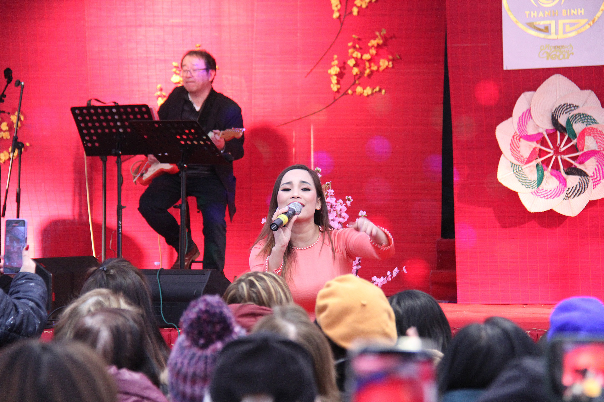 Để tạo không khí đón Tết thật vui tươi cho bà con xa quê, Thanh Bình Jeune đã mời các ca sĩ trong cộng đồng tới góp vui. Những bài ca ngợi ca quê hương, mừng Tết đón Xuân mới đã tạo nên không khí đón Tết thật nồng ấm giữa cái giá lạnh của mùa đông ở Pháp. Các ca sĩ không chỉ biểu diễn mà còn giao lưu, hát cùng bà con, vì vậy không khí Tết thật vui nhộn và thắm đượm tình đồng bào ở xa Tổ quốc.