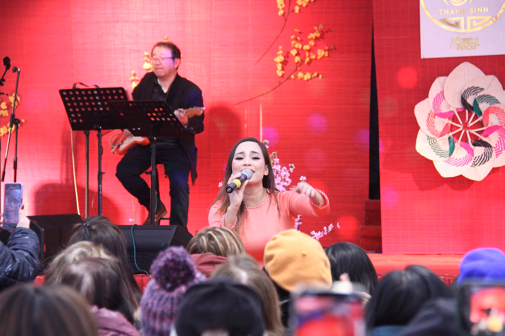 Để tạo không khí đón Tết thật vui tươi cho bà con xa quê, Thanh Bình Jeune đã mời các ca sĩ trong cộng đồng tới góp vui. Những bài ca ngợi ca quê hương, mừng Tết đón Xuân mới đã tạo nên không khí đón Tết thật nồng ấm giữa cái giá lạnh của mùa đông ở Pháp. Các ca sĩ không chỉ biểu diễn mà còn giao lưu, hát cùng bà con, vì vậy không khí Tết thật vui nhộn và thắm đượm tình đồng bào ở xa Tổ quốc. Để tạo không khí đón Tết thật vui tươi cho bà con xa quê, Thanh Bình Jeune đã mời các ca sĩ trong cộng đồng tới góp vui. Những bài ca ngợi ca quê hương, mừng Tết đón Xuân mới đã tạo nên không khí đón Tết thật nồng ấm giữa cái giá lạnh của mùa đông ở Pháp. Các ca sĩ không chỉ biểu diễn mà còn giao lưu, hát cùng bà con, vì vậy không khí Tết thật vui nhộn và thắm đượm tình đồng bào ở xa Tổ quốc.