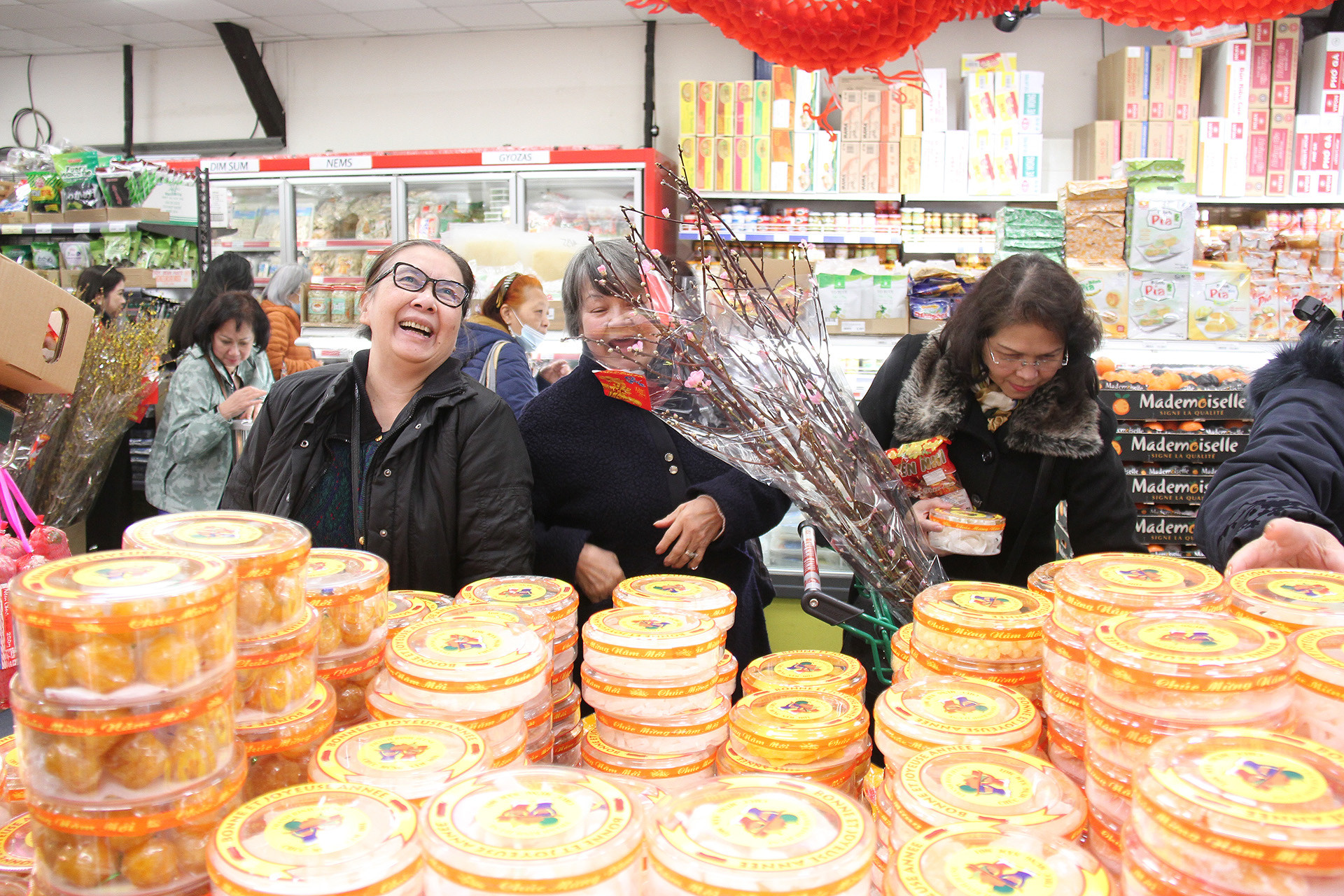 Đến chợ Tết cũng có nghĩa là bà con được nói tiếng Việt một cách thỏa thích, thăm hỏi lẫn nhau và thưởng thức các món ăn của ba miền Việt Nam.