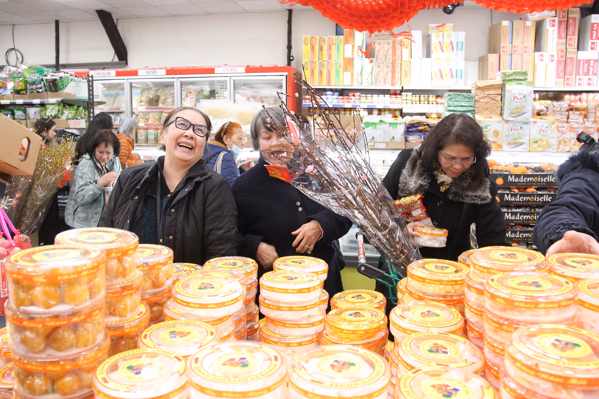 Đến chợ Tết cũng có nghĩa là bà con được nói tiếng Việt một cách thỏa thích, thăm hỏi lẫn nhau và thưởng thức các món ăn của ba miền Việt Nam. Đến chợ Tết cũng có nghĩa là bà con được nói tiếng Việt một cách thỏa thích, thăm hỏi lẫn nhau và thưởng thức các món ăn của ba miền Việt Nam.