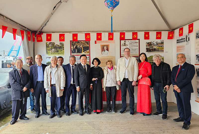 Phó Tổng Biên tập Phan Văn Hùng và Trưởng Ban Nhân Dân hằng tháng Phan Thanh Phong chụp ảnh lưu niệm cùng Việt kiều và những người bạn Pháp gắn bó với Việt Nam. (Ảnh: MINH DUY)