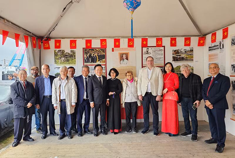 Phó Tổng Biên tập Phan Văn Hùng và Trưởng Ban Nhân Dân hằng tháng Phan Thanh Phong chụp ảnh lưu niệm cùng Việt kiều và những người bạn Pháp gắn bó với Việt Nam. (Ảnh: MINH DUY)