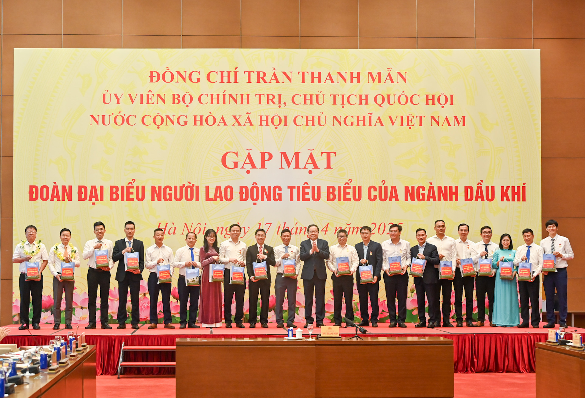 Chủ tịch Quốc hội Trần Thanh Mẫn trao quà, tặng người lao động tiêu biểu ngành dầu khí.