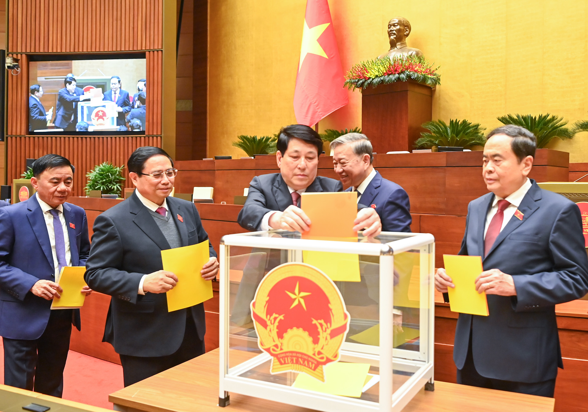 Chủ tịch nước Lương Cường bỏ phiếu bầu Phó Chủ tịch Quốc hội và Ủy viên Ủy ban Thường vụ Quốc hội; phê chuẩn đề nghị của Thủ tướng Chính phủ về việc bổ nhiệm các Phó Thủ tướng Chính phủ, Bộ trưởng và thành viên khác của Chính phủ nhiệm kỳ 2021-2026.