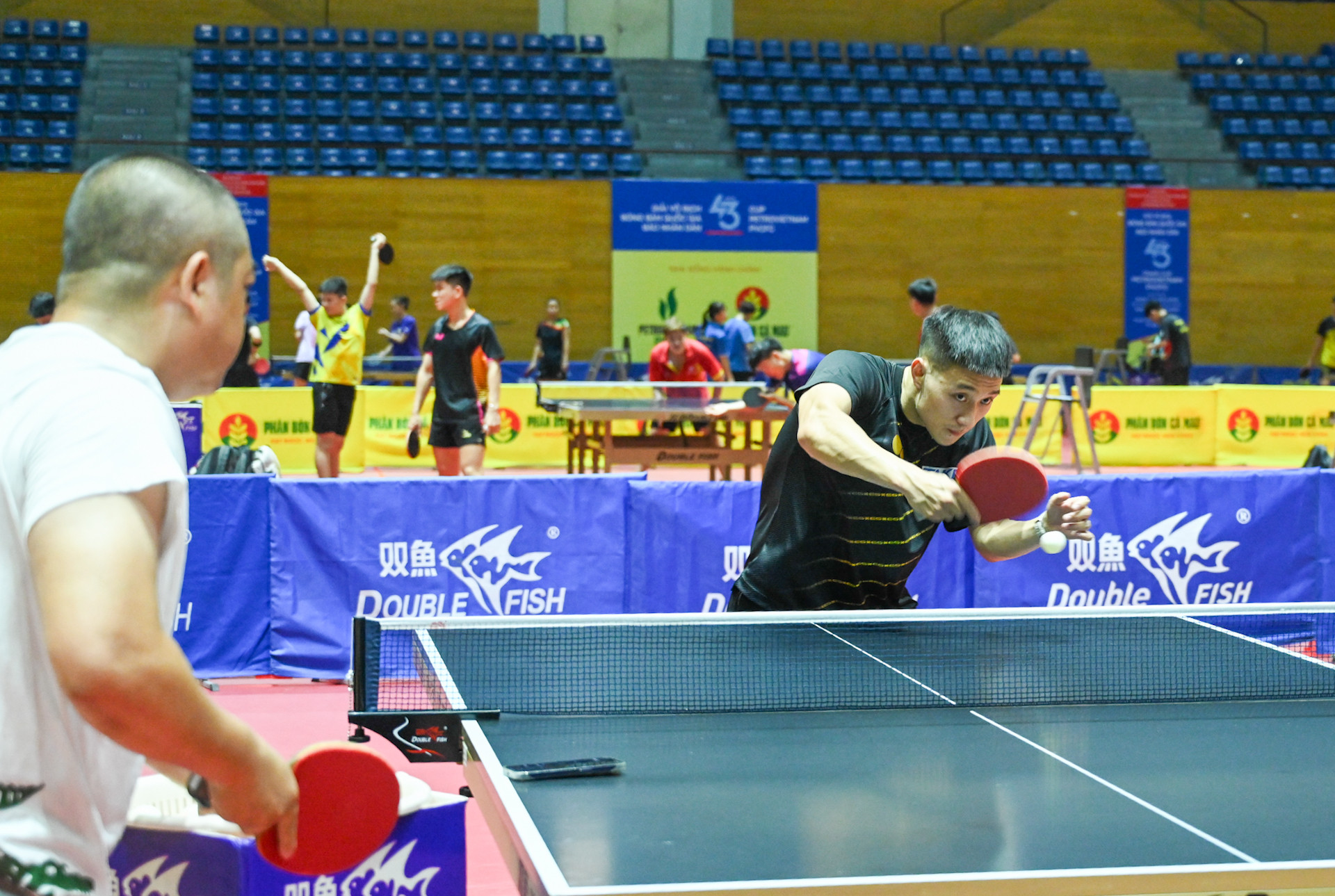 Tay vợt Nguyễn Anh Tú (Hà Nội) hăng say luyện tập cùng huấn luyện viên.