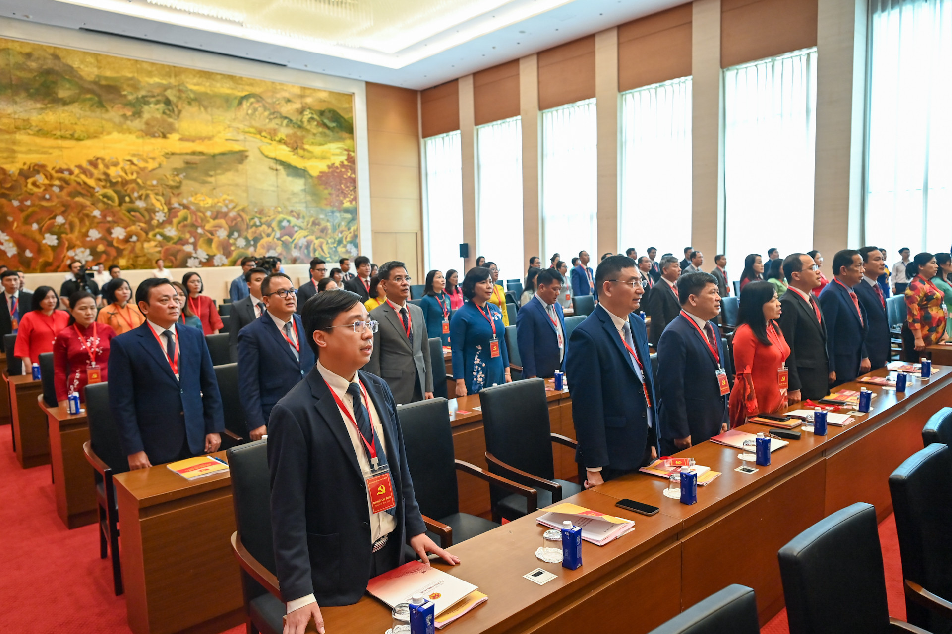 Các đại biểu thực hiện nghi thức chào cờ tại Đại hội.