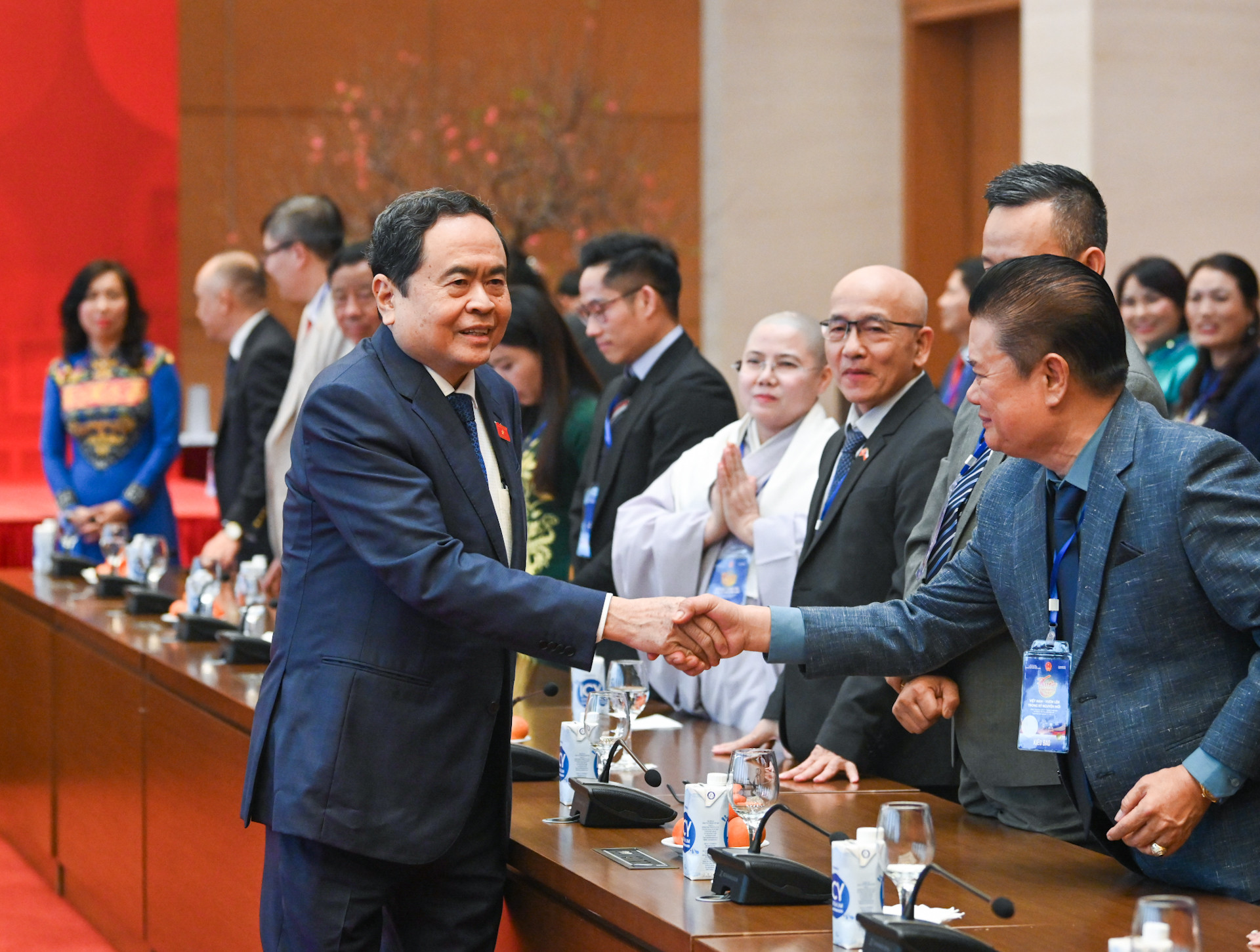 Chủ tịch Quốc hội Trần Thanh Mẫn với các kiều bào tại cuộc gặp mặt.