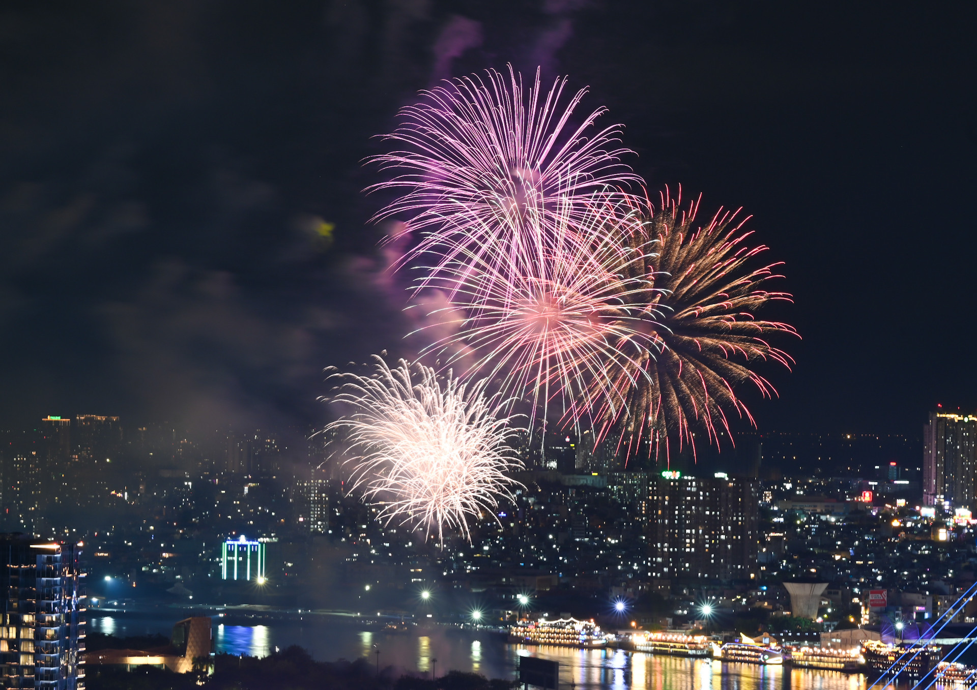 Màn pháo hoa đẹp mắt trên sông Sài Gòn.