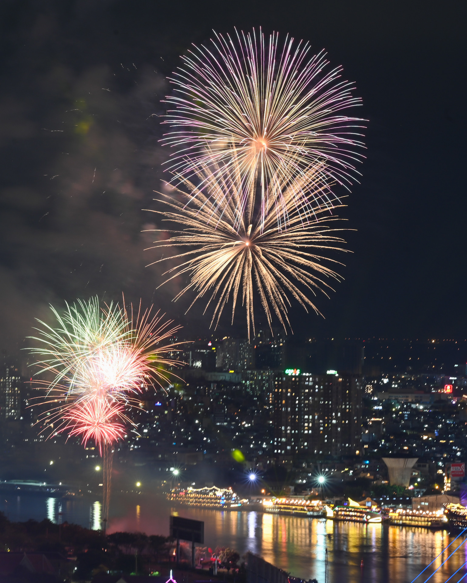 Đây là đêm bắn pháo hoa thứ hai trong chuỗi hoạt động chào mừng 50 năm Ngày thống nhất đất nước tại Thành phố Hồ Chí Minh. Trước đó, thành phố đã tổ chức bắn pháo hoa tầm cao tại Công viên bờ sông Sài Gòn vào tối 19/4.