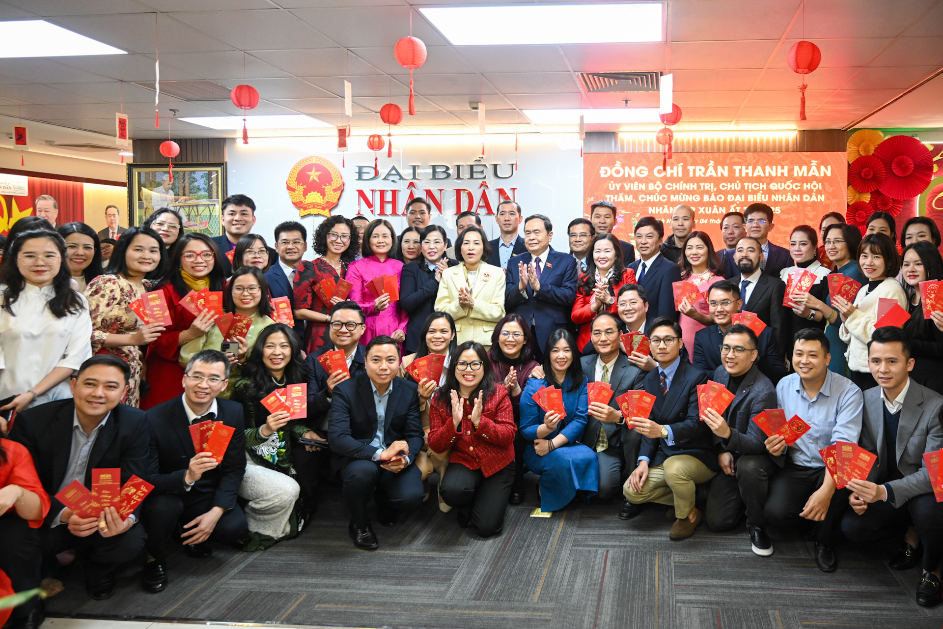 Chủ tịch Quốc hội Trần Thanh Mẫn cùng các đại biểu với cán bộ, phóng viên báo Đại biểu Nhân dân. Chủ tịch Quốc hội Trần Thanh Mẫn cùng các đại biểu với cán bộ, phóng viên báo Đại biểu Nhân dân.