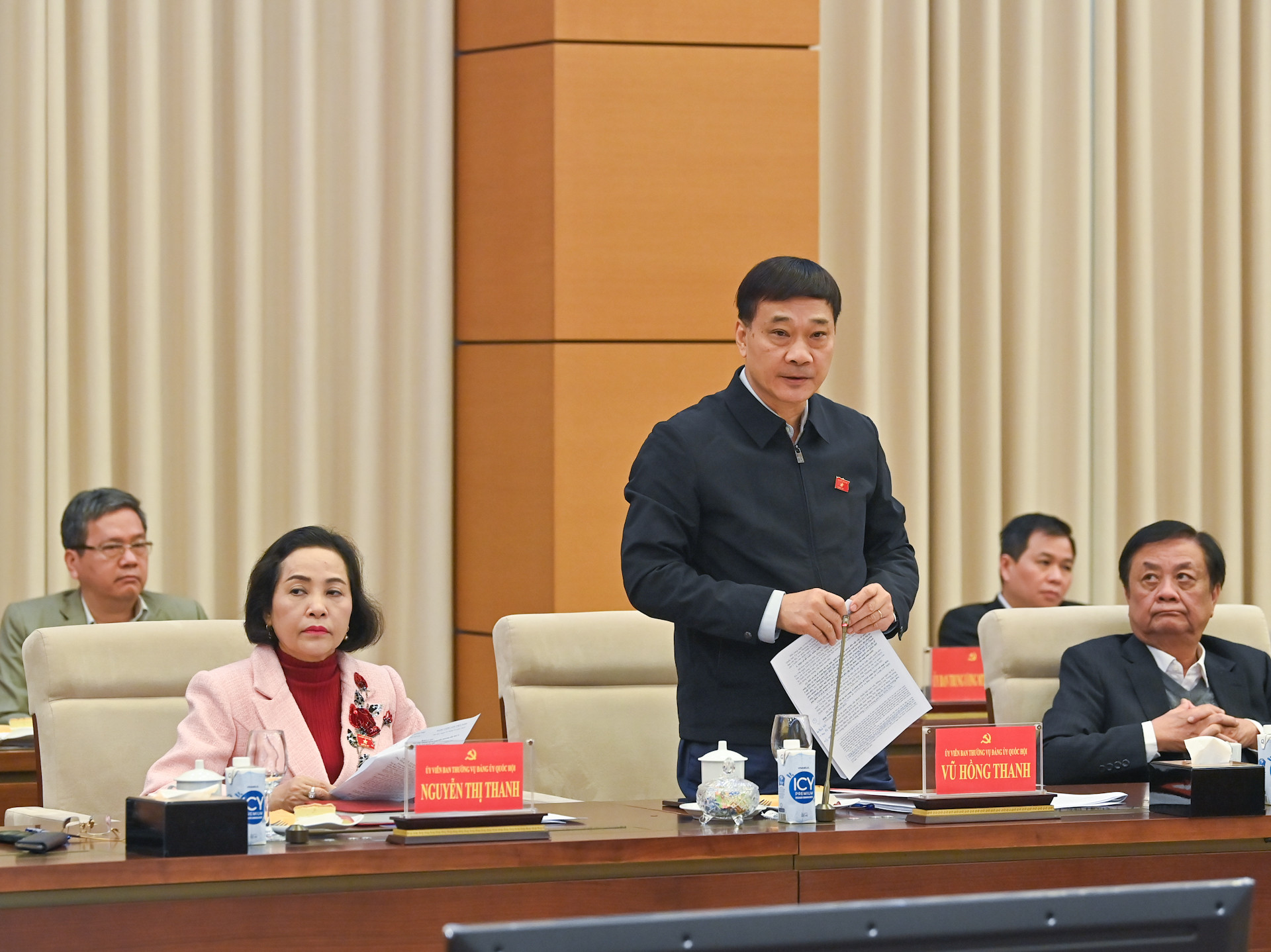 Chủ nhiệm Ủy ban Kinh tế Vũ Hồng Thanh phát biểu ý kiến.