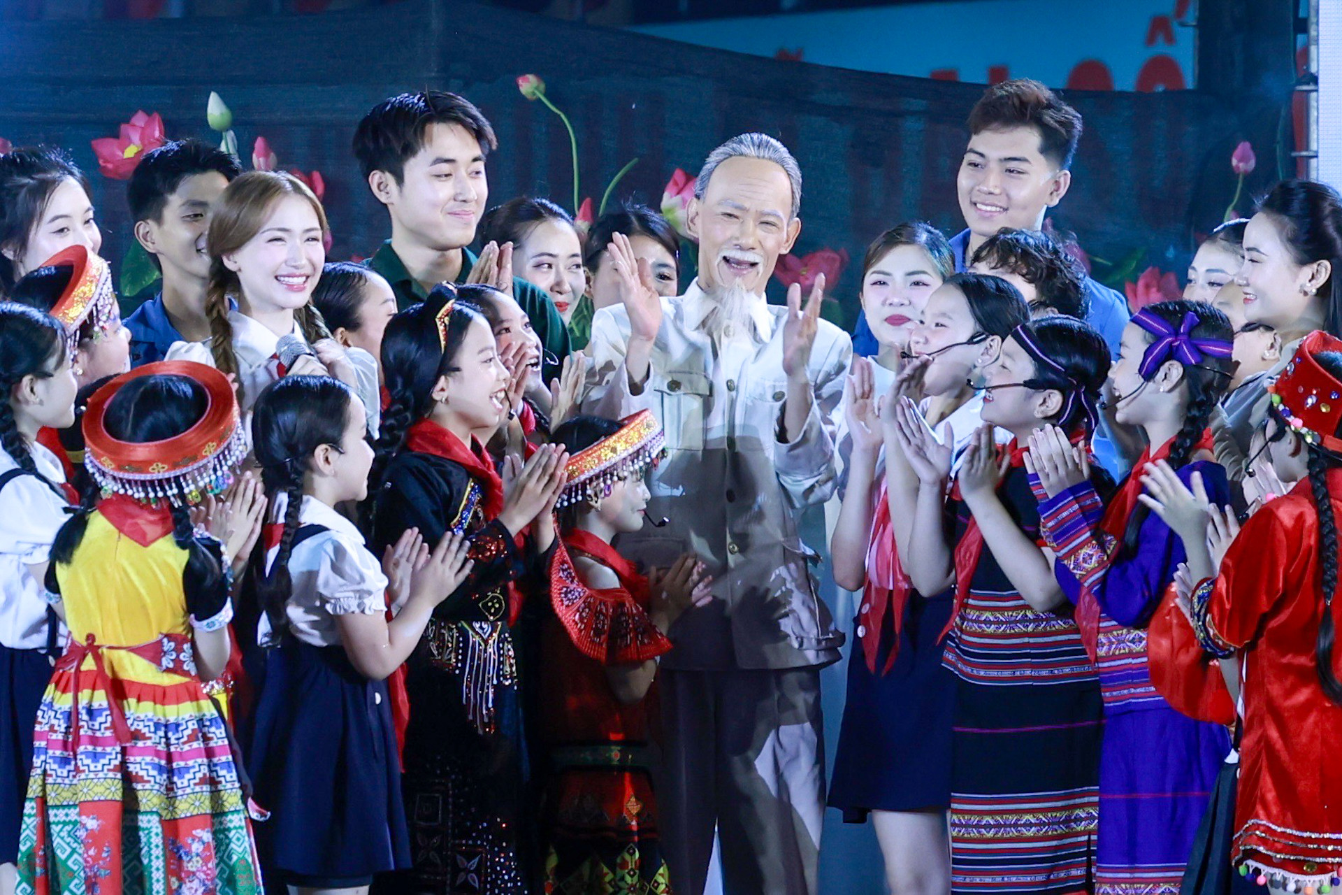 Chương trình khắc họa đậm nét hình tượng Chủ tịch Hồ Chí Minh - Lãnh tụ thiên tài, Người thầy vĩ đại của cách mạng Việt Nam, Anh hùng giải phóng dân tộc, Danh nhân văn hóa kiệt xuất.