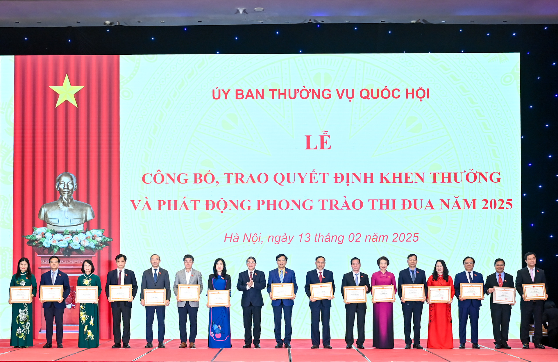 Phó Chủ tịch Quốc hội Nguyễn Đức Hải trao bằng khen của Ủy ban Thường vụ Quốc hội tặng các cá nhân.