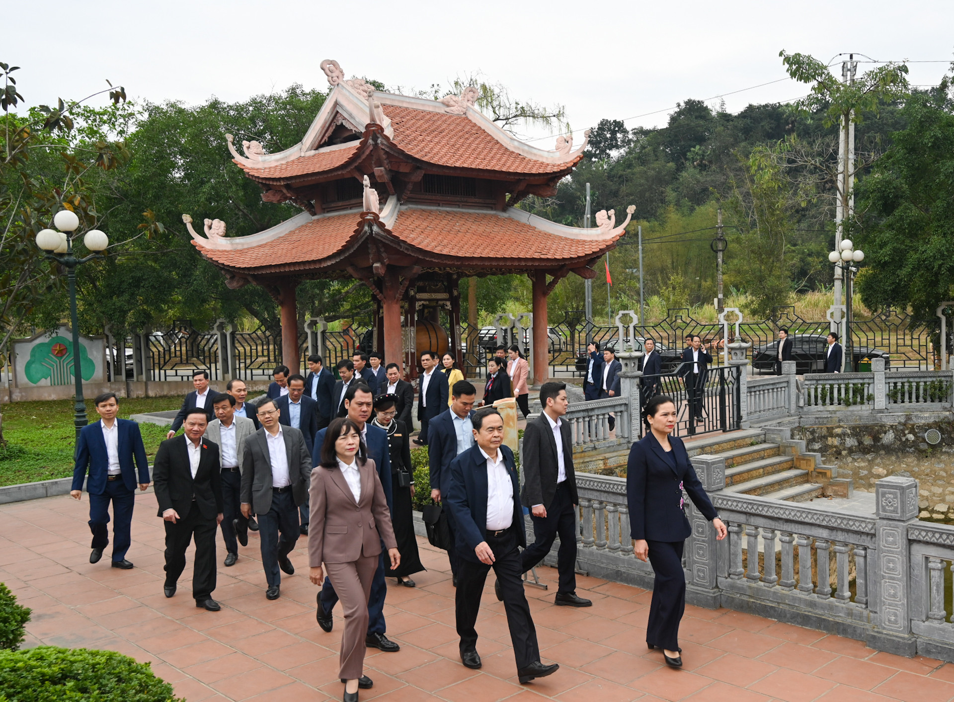 Chủ tịch Quốc hội Trần Thanh Mẫn và đoàn công tác thăm Khu tưởng niệm các vị tiền bối cách mạng thuộc Khu di tích quốc gia đặc biệt Tân Trào.