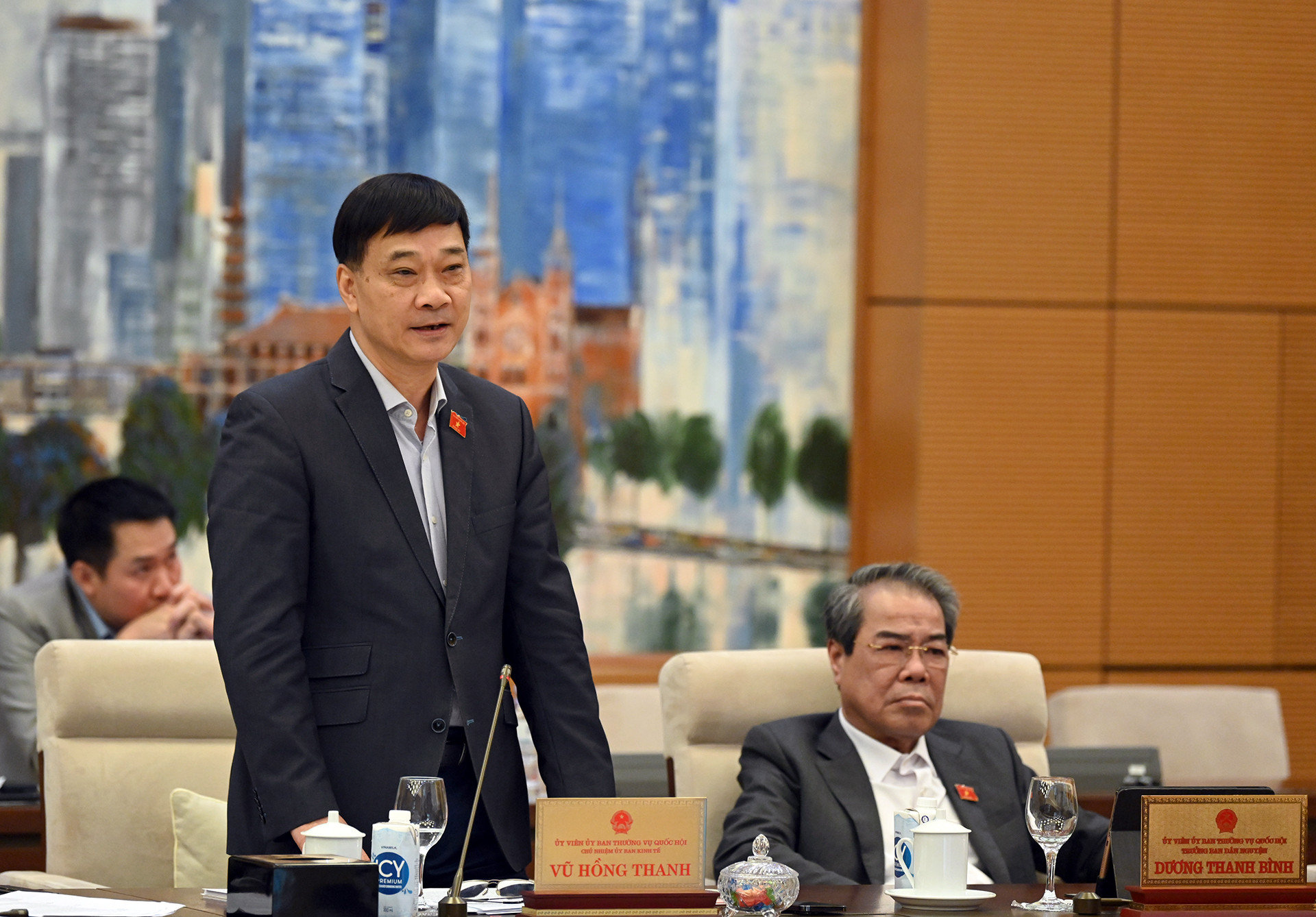 Chủ nhiệm Ủy ban Kinh tế Vũ Hồng Thanh phát biểu ý kiến tại phiên họp.