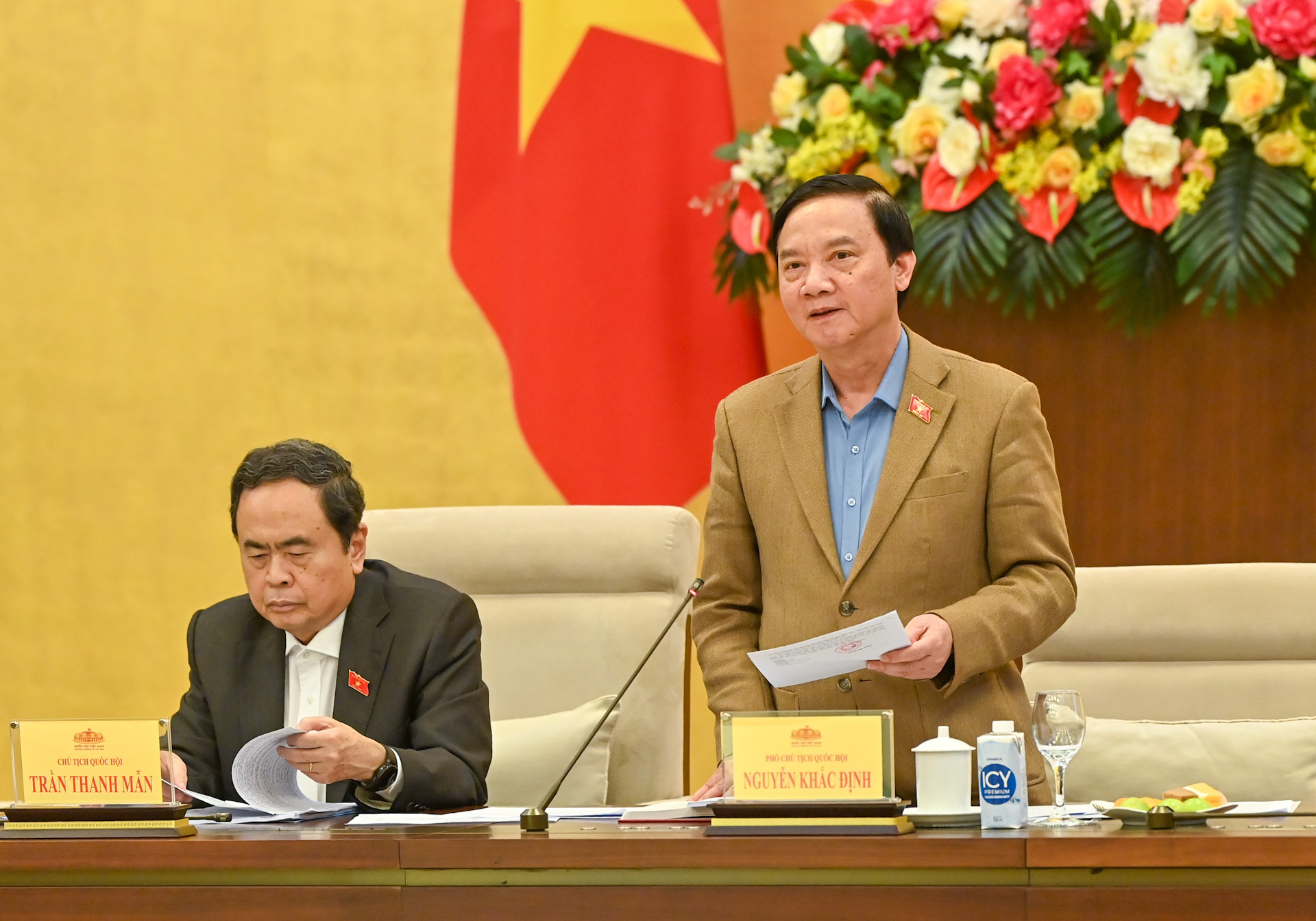 Phó Chủ tịch Quốc hội Nguyễn Khắc Định điều hành nội dung thảo luận tại cuộc họp.