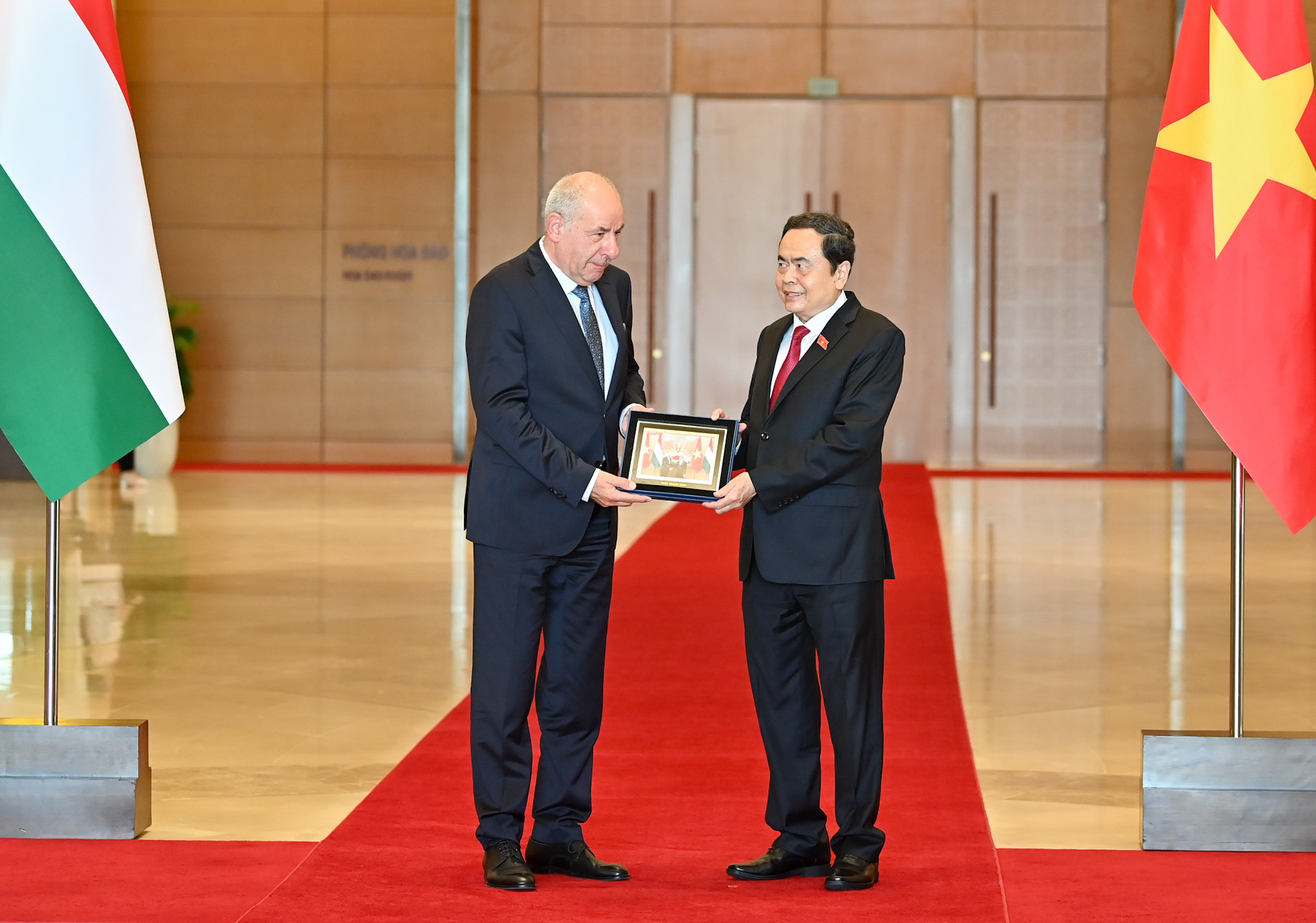 Chủ tịch Quốc hội Trần Thanh Mẫn trao quà lưu niệm, tặng Tổng thống Hungary Sulyok Tamas.