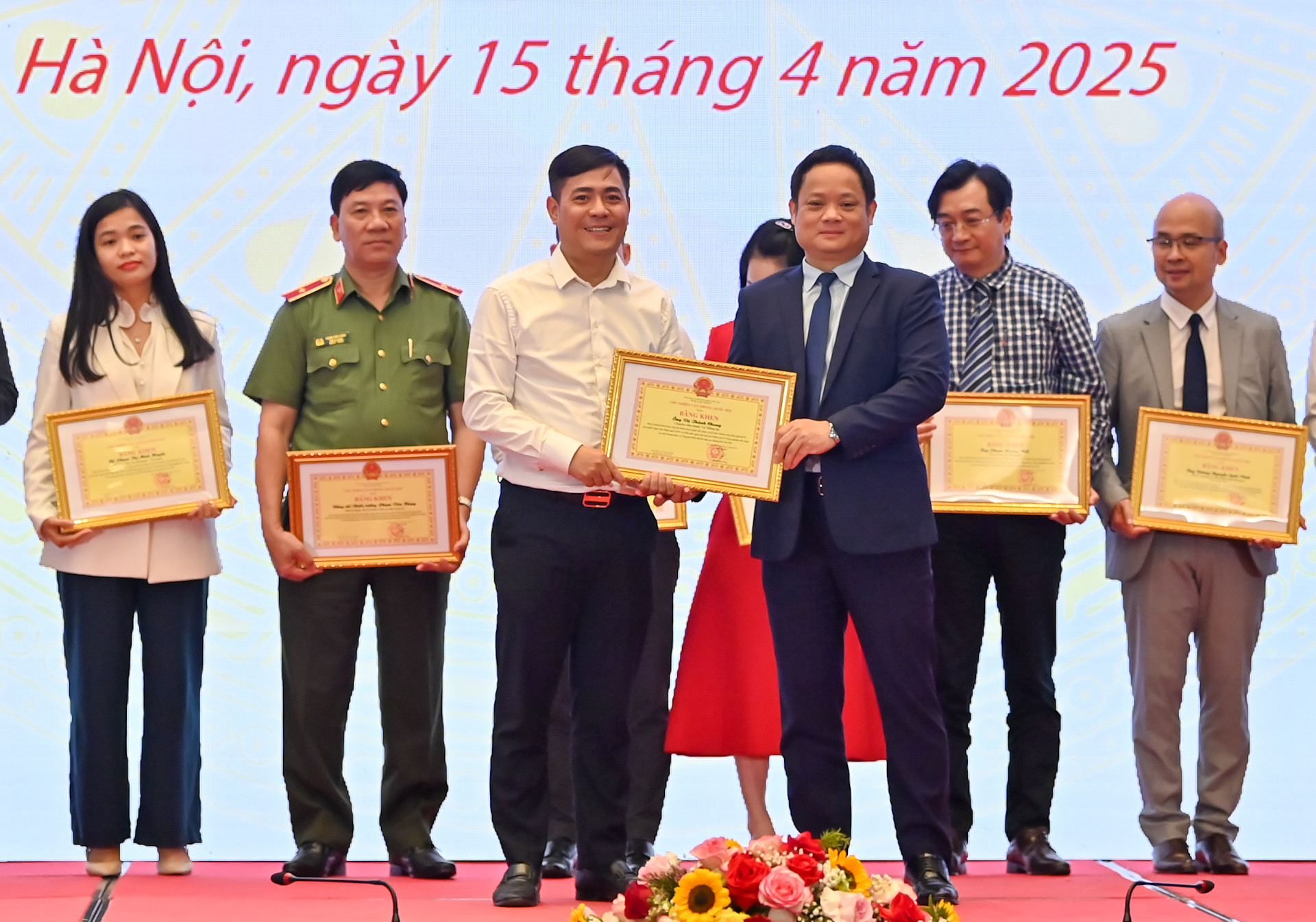 Phó Chủ nhiệm Văn phòng Quốc hội Vũ Minh Tuấn trao Bằng khen tặng các cá nhân.