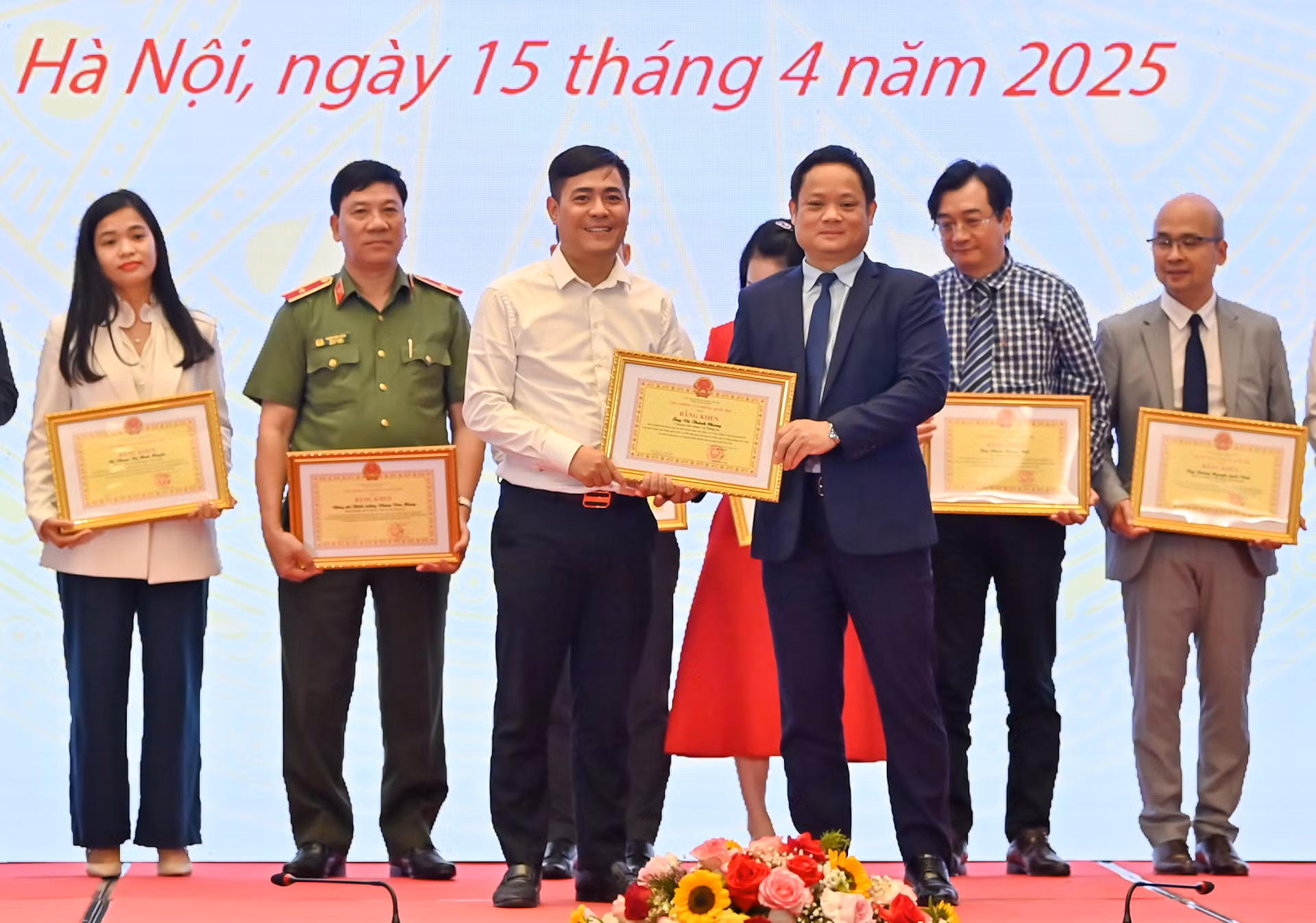 Phó Chủ nhiệm Văn phòng Quốc hội Vũ Minh Tuấn trao Bằng khen tặng các cá nhân.