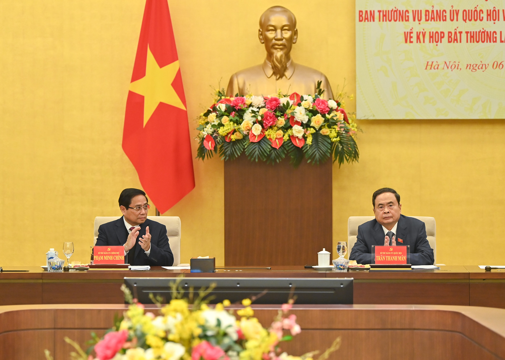 Bí thư Đảng ủy Chính phủ, Thủ tướng Chính phủ Phạm Minh Chính và Bí thư Đảng ủy Quốc hội, Chủ tịch Quốc hội Trần Thanh Mẫn chủ trì hội nghị.