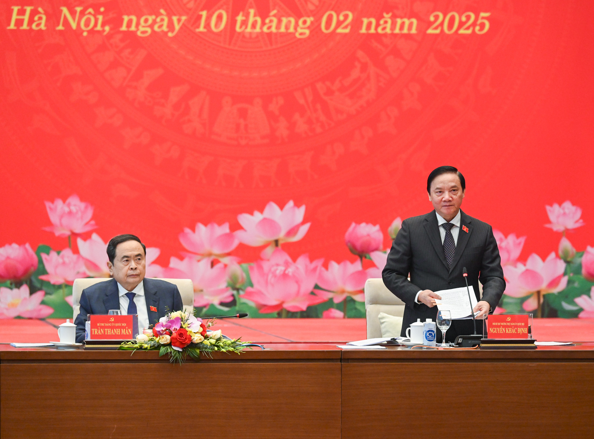 Phó Bí thư Thường trực Đảng ủy Quốc hội, Phó Chủ tịch Quốc hội Nguyễn Khắc Định điều hành nội dung thảo luận tại hội nghị. Phó Bí thư Thường trực Đảng ủy Quốc hội, Phó Chủ tịch Quốc hội Nguyễn Khắc Định điều hành nội dung thảo luận tại hội nghị.