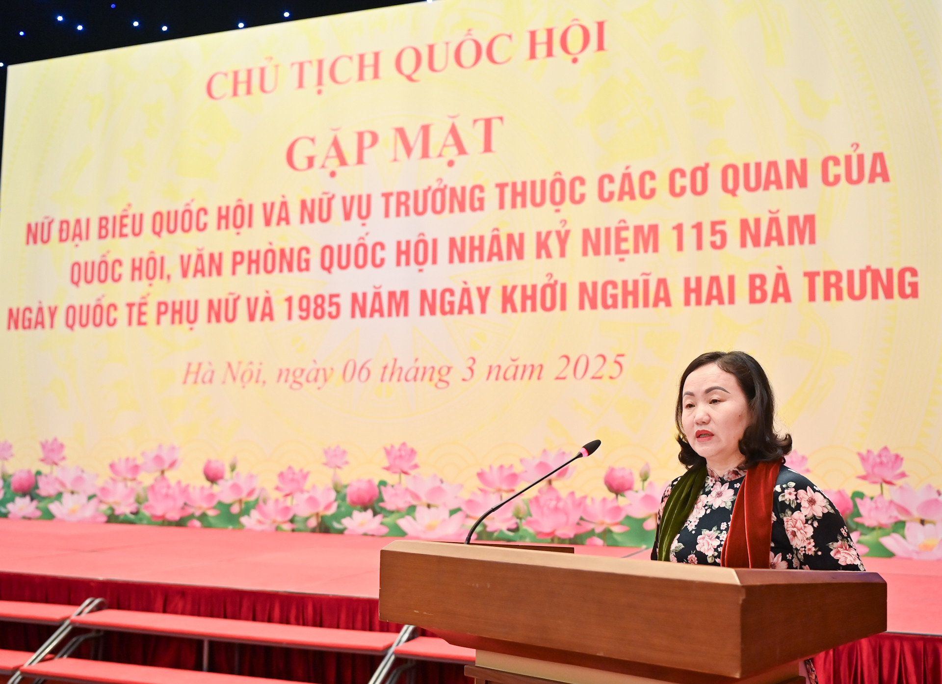 Phó Chủ tịch Nhóm nữ đại biểu Quốc hội Phạm Thúy Chinh báo cáo tại cuộc gặp mặt.