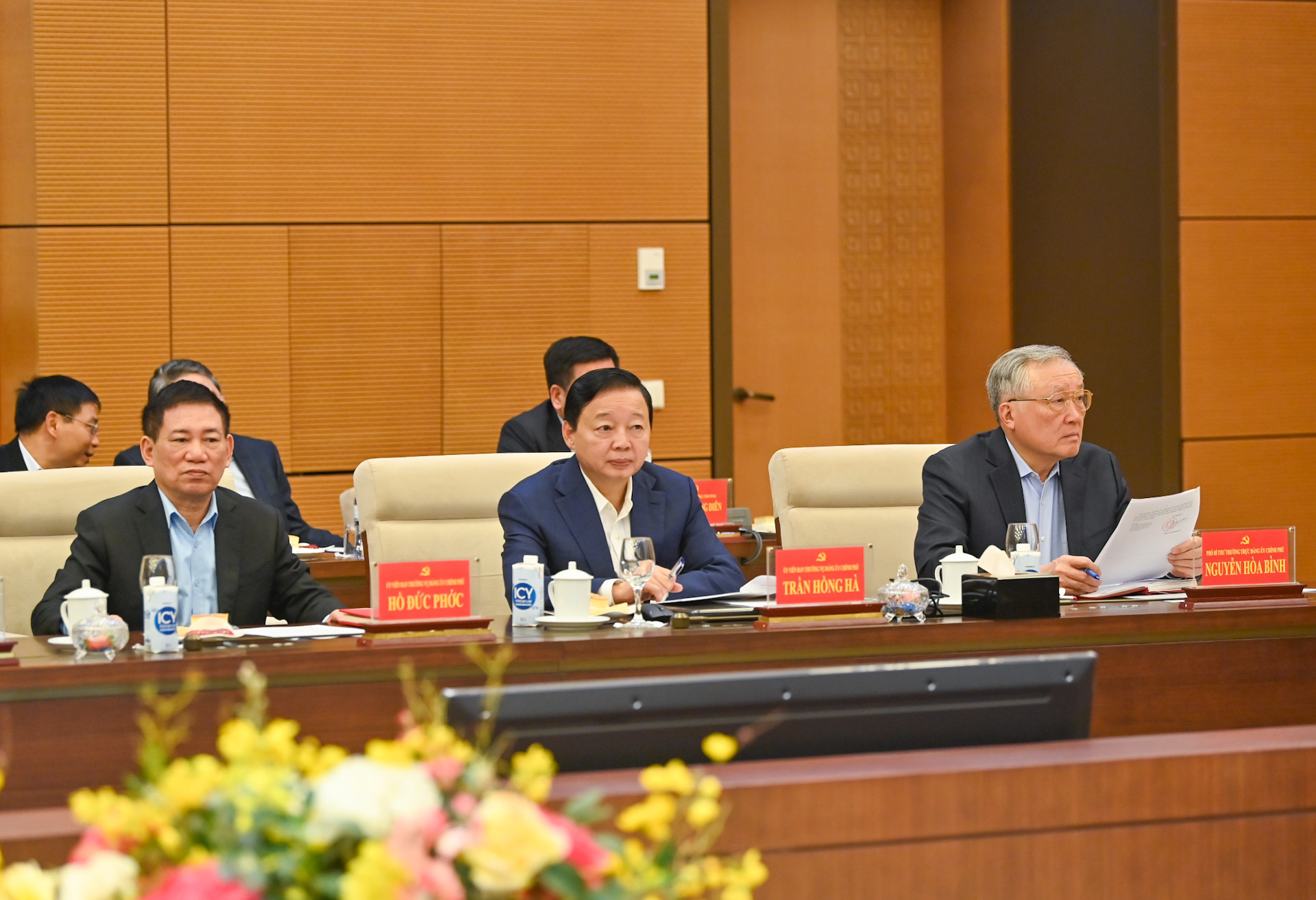 Phó Bí thư Thường trực Đảng ủy, Phó Thủ tướng Thường trực Chính phủ Nguyễn Hòa Bình và các Ủy viên Ban Thường vụ Đảng ủy Chính phủ, Phó Thủ tướng Chính phủ dự hội nghị.