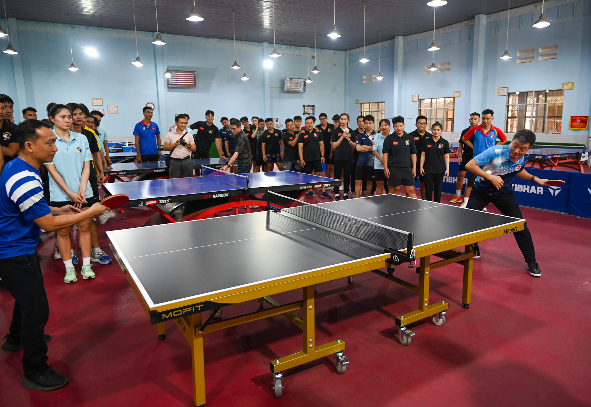 Các đại biểu thi đấu giao lưu bóng bàn.