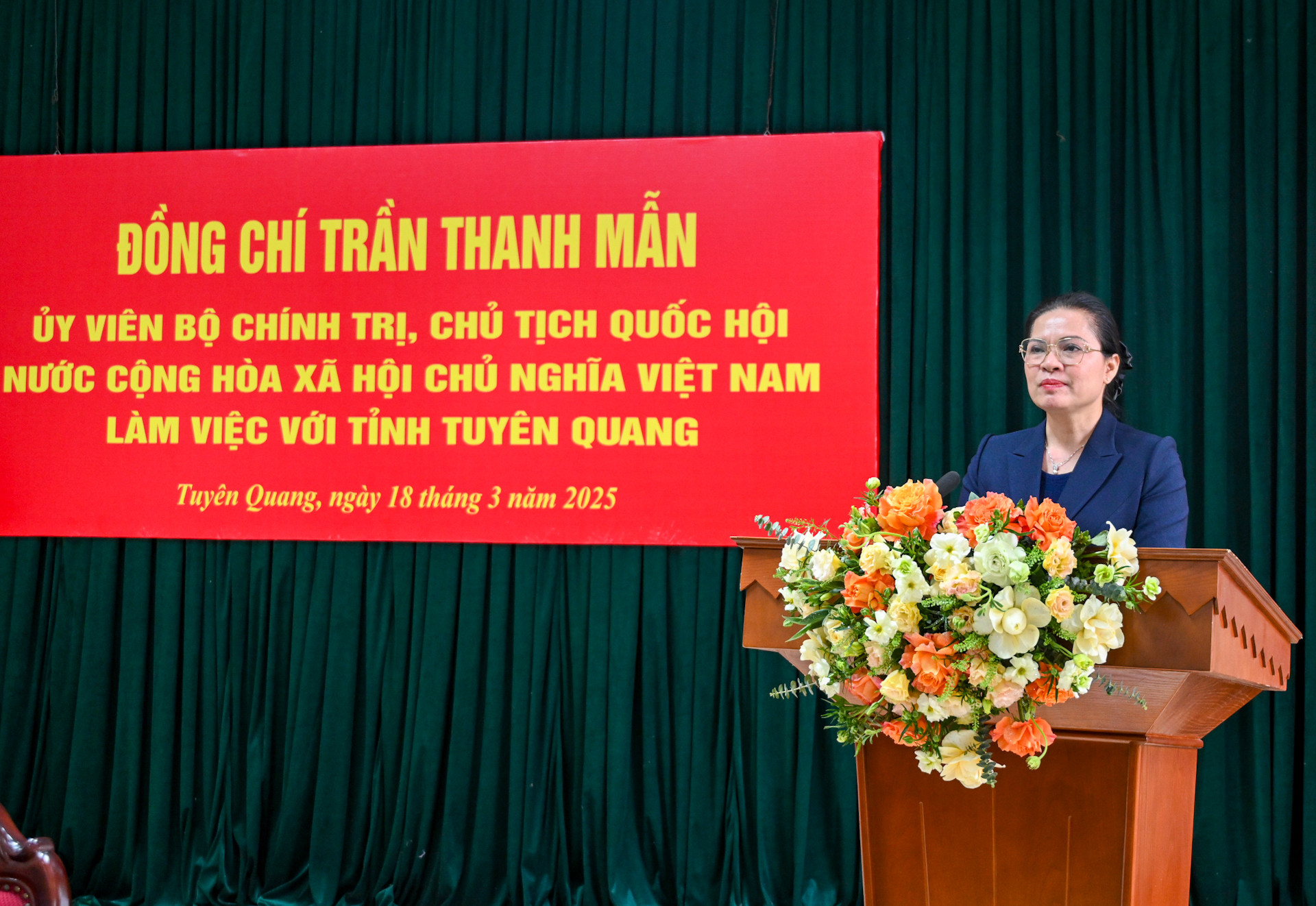 Bí thư Tỉnh ủy Tuyên Quang Hà Thị Nga báo cáo tại buổi làm việc.