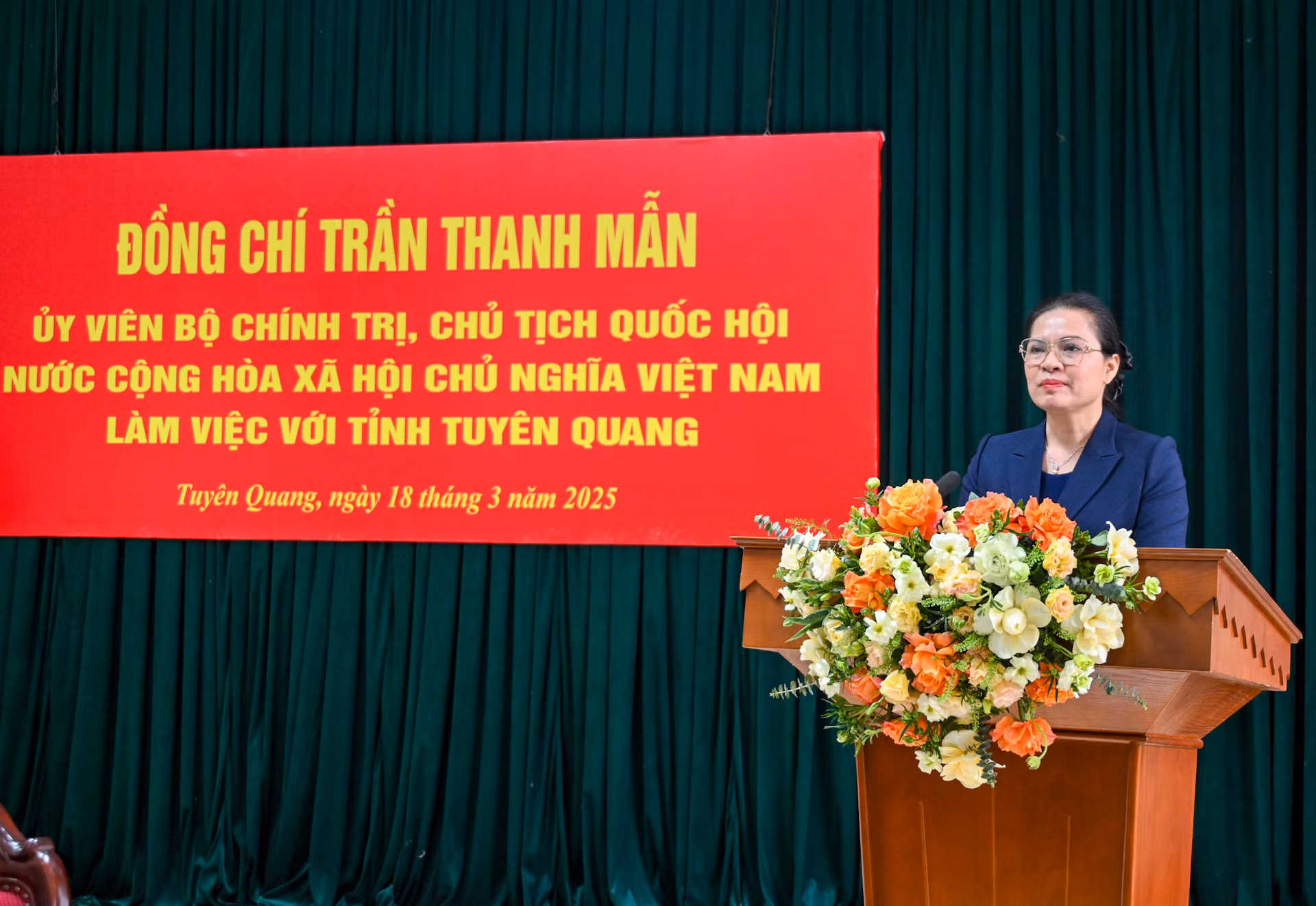 Bí thư Tỉnh ủy Tuyên Quang Hà Thị Nga báo cáo tại buổi làm việc.