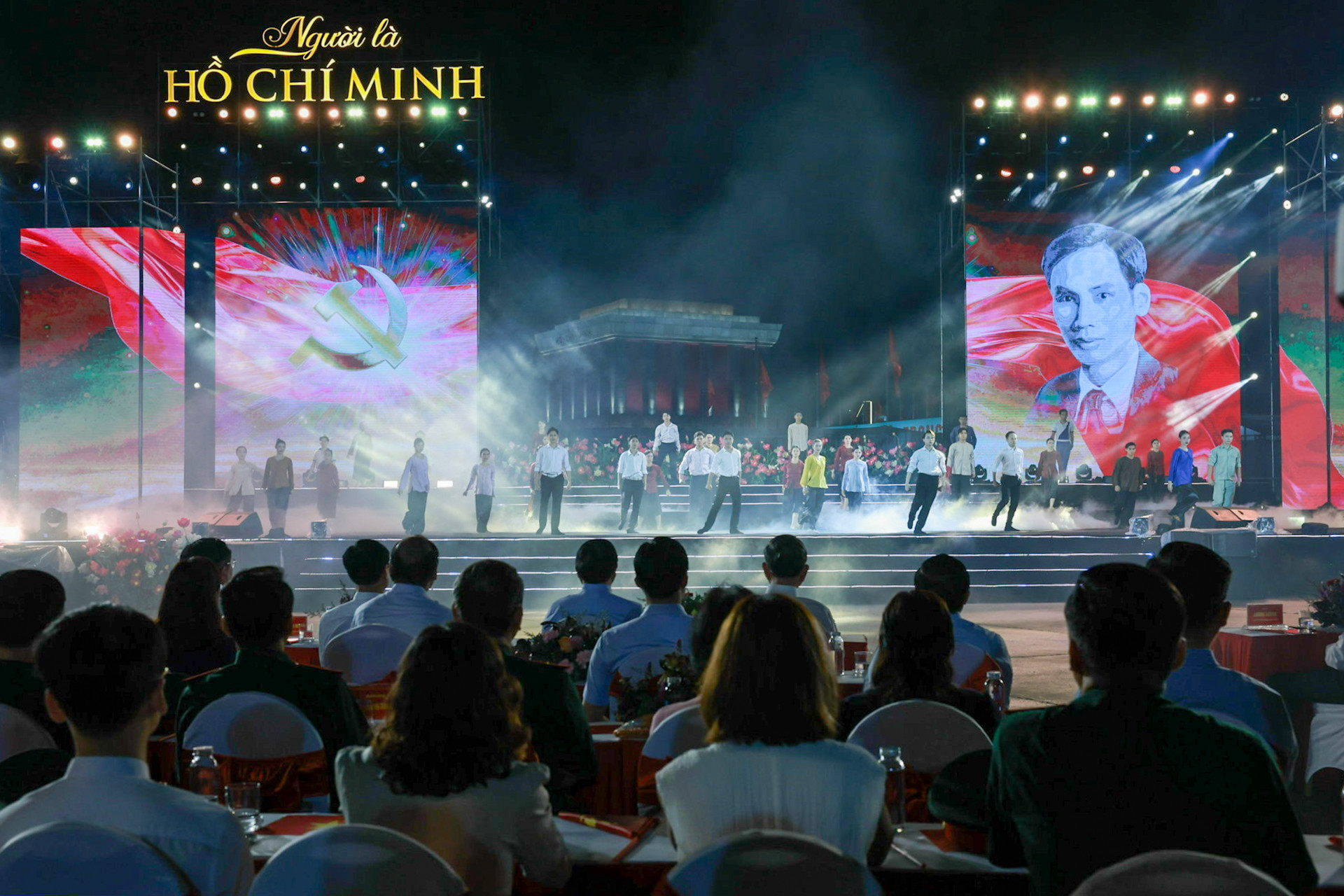 Các tiết mục nghệ thuật được dàn dựng công phu, kết hợp truyền thống và hiện đại giữa ca múa nhạc, hoạt cảnh sân khấu hóa cùng công nghệ trình chiếu 3D mapping làm nổi bật và tạo các điểm nhấn.