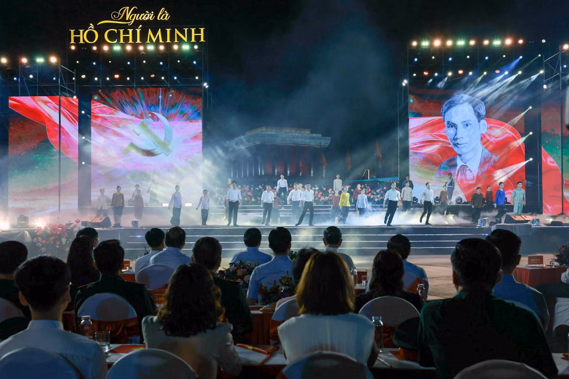 Các tiết mục nghệ thuật được dàn dựng công phu, kết hợp truyền thống và hiện đại giữa ca múa nhạc, hoạt cảnh sân khấu hóa cùng công nghệ trình chiếu 3D mapping làm nổi bật và tạo các điểm nhấn.