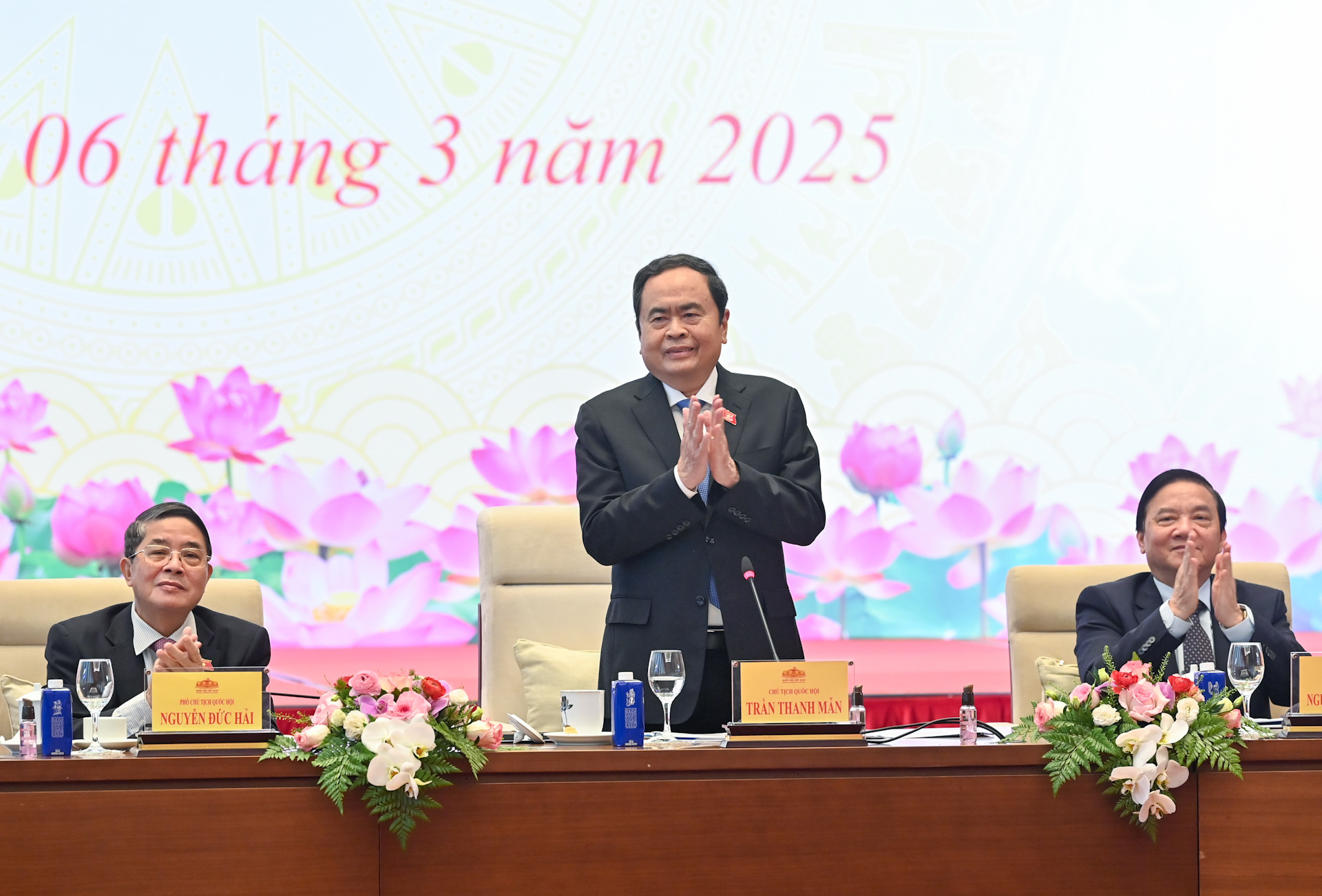 Chủ tịch Quốc hội Trần Thanh Mẫn phát biểu chúc mừng các nữ đại biểu Quốc hội tại cuộc gặp mặt.