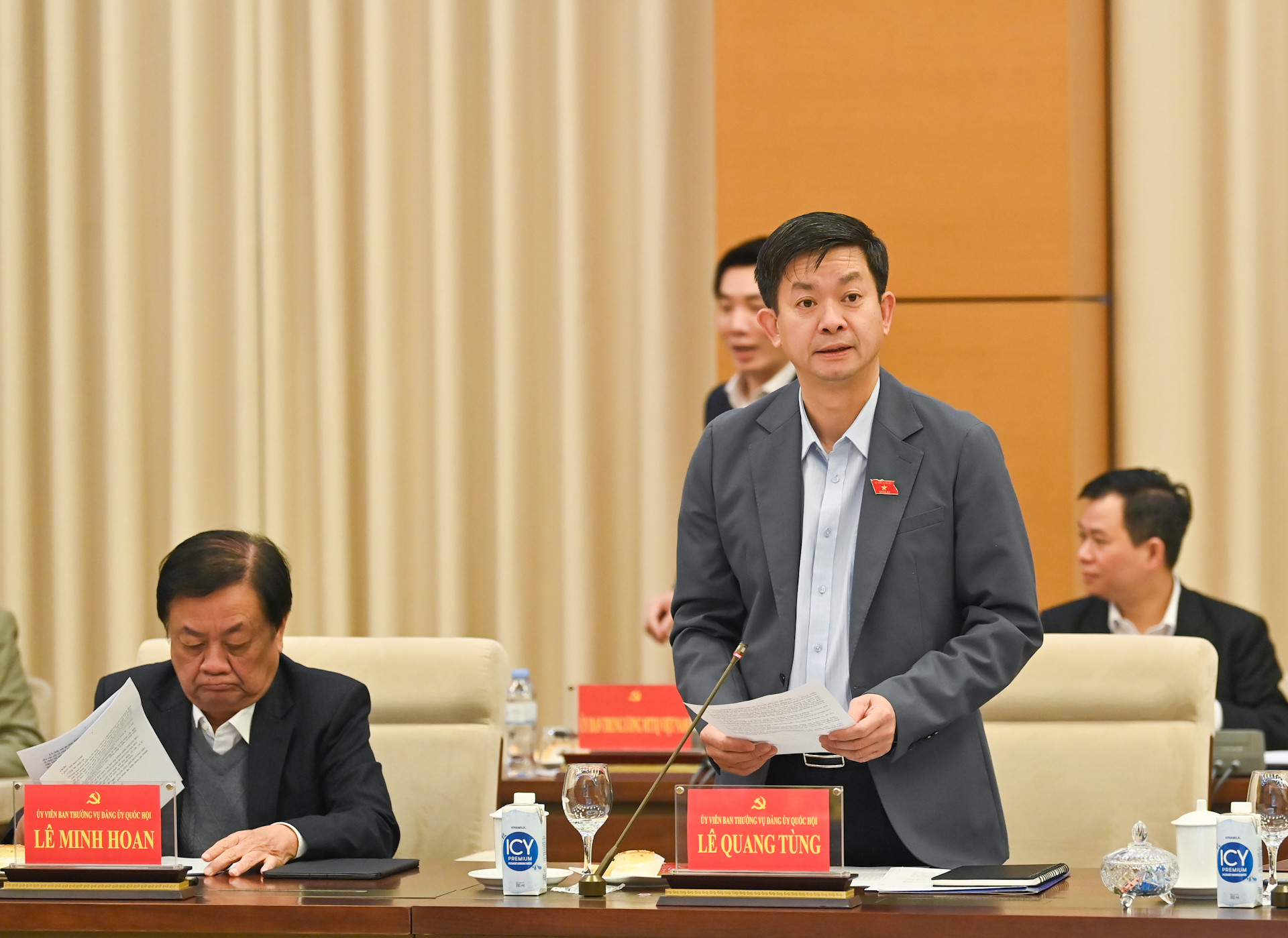 Tổng Thư ký Quốc hội, Chủ nhiệm Văn phòng Quốc hội Lê Quang Tùng báo cáo tại hội nghị.