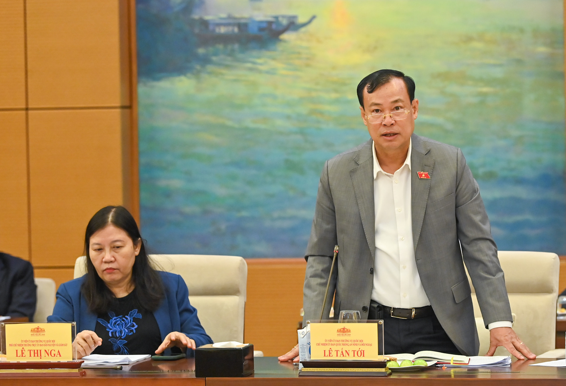 Chủ nhiệm Ủy ban Quốc phòng, An ninh và Đối ngoại Lê Tấn Tới phát biểu tại cuộc họp.