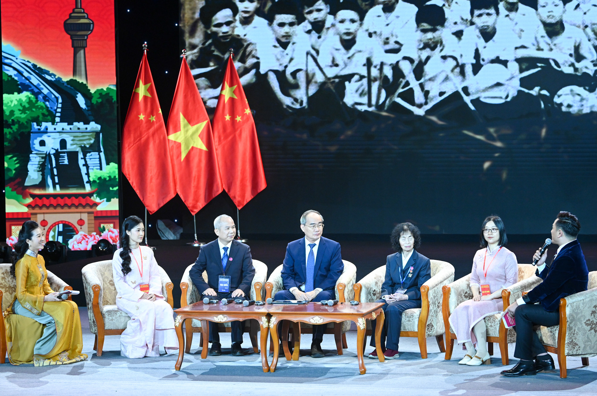 Các khách mời giao lưu, trò chuyện tại chương trình.