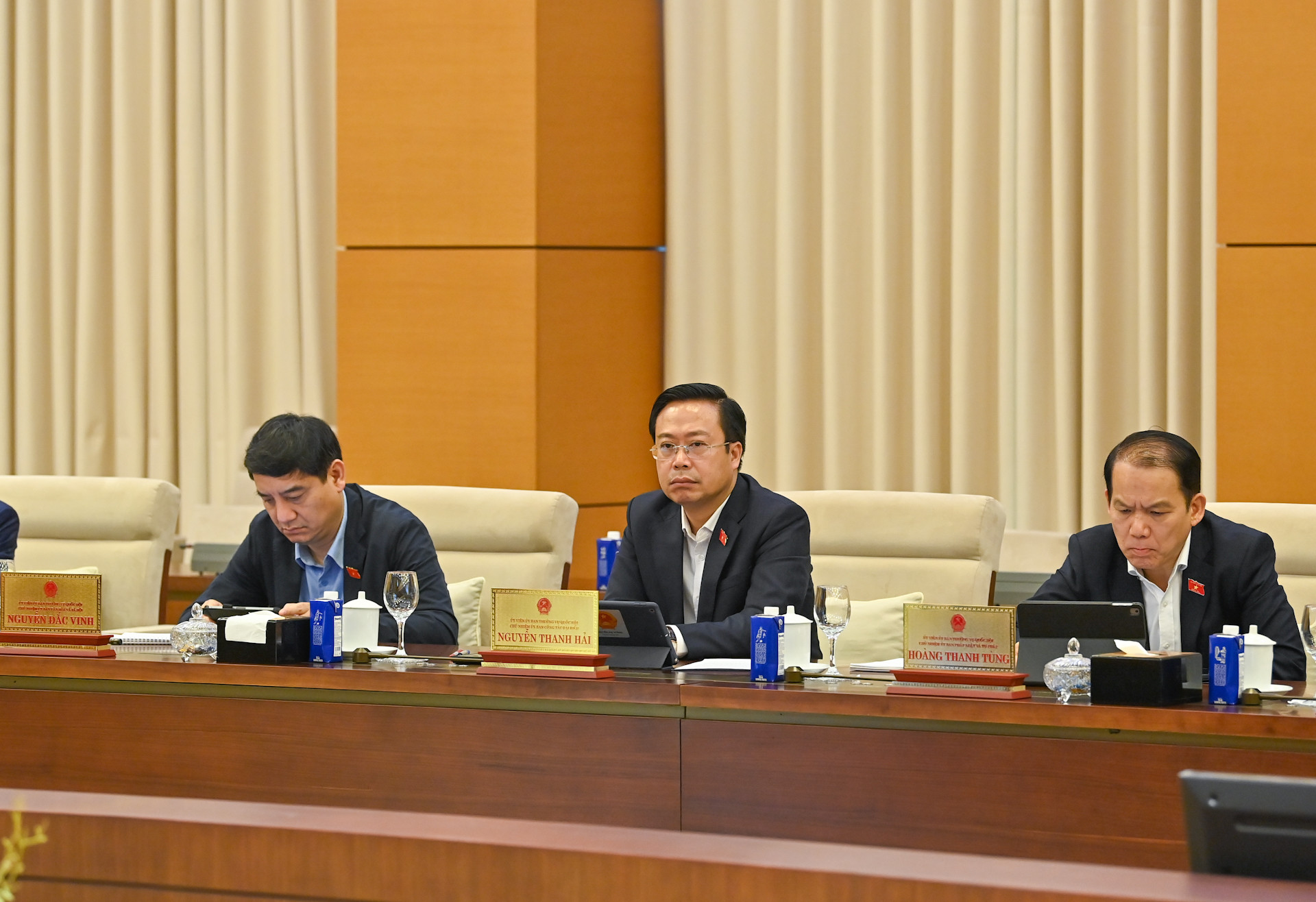 Các đại biểu dự phiên họp.