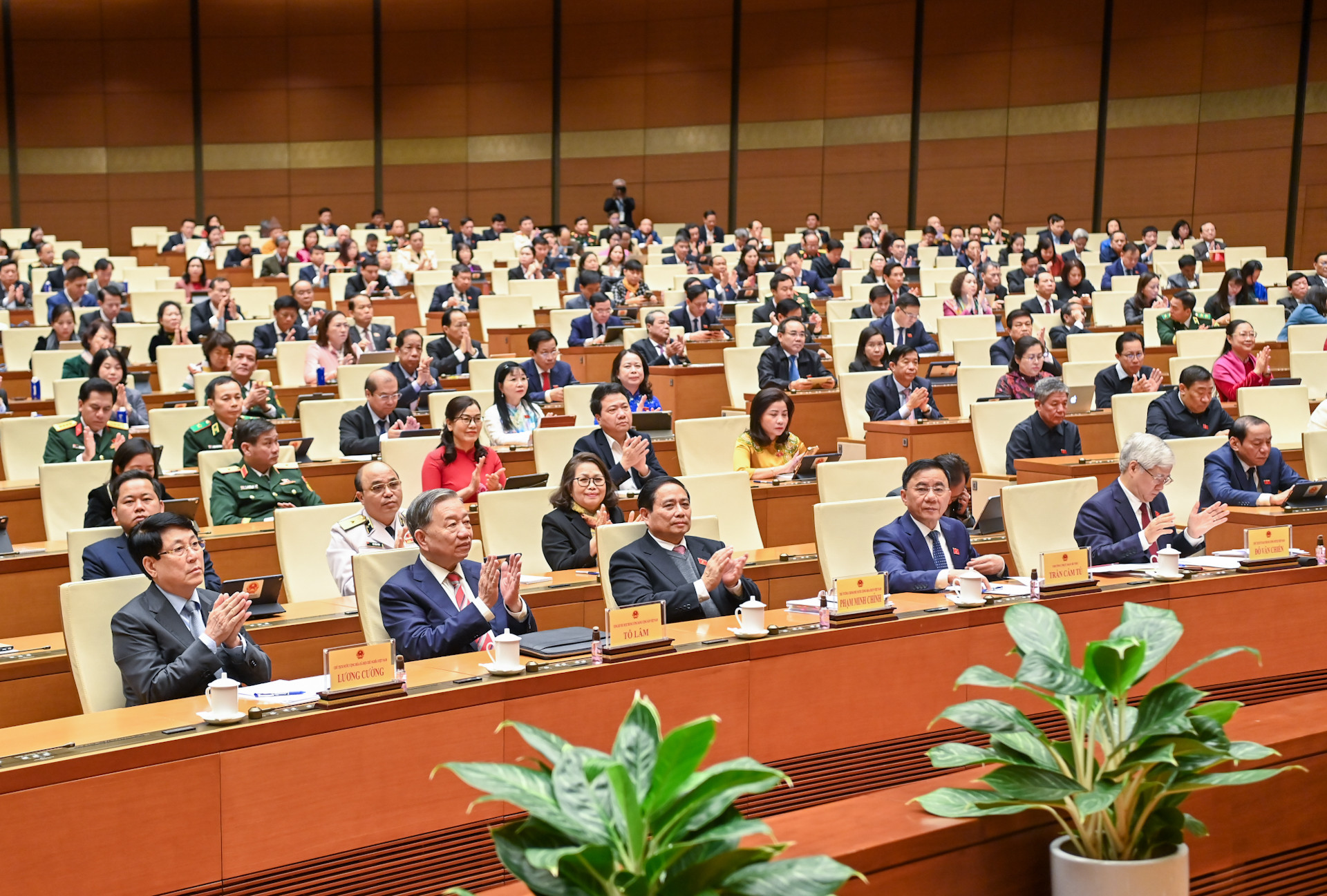 Tổng Bí thư Tô Lâm, Chủ tịch nước Lương Cường, Thủ tướng Phạm Minh Chính, Thường trực Ban Bí thư Trần Cẩm Tú cùng các đồng chí lãnh đạo Đảng, Nhà nước và các đại biểu Quốc hội dự phiên bế mạc.