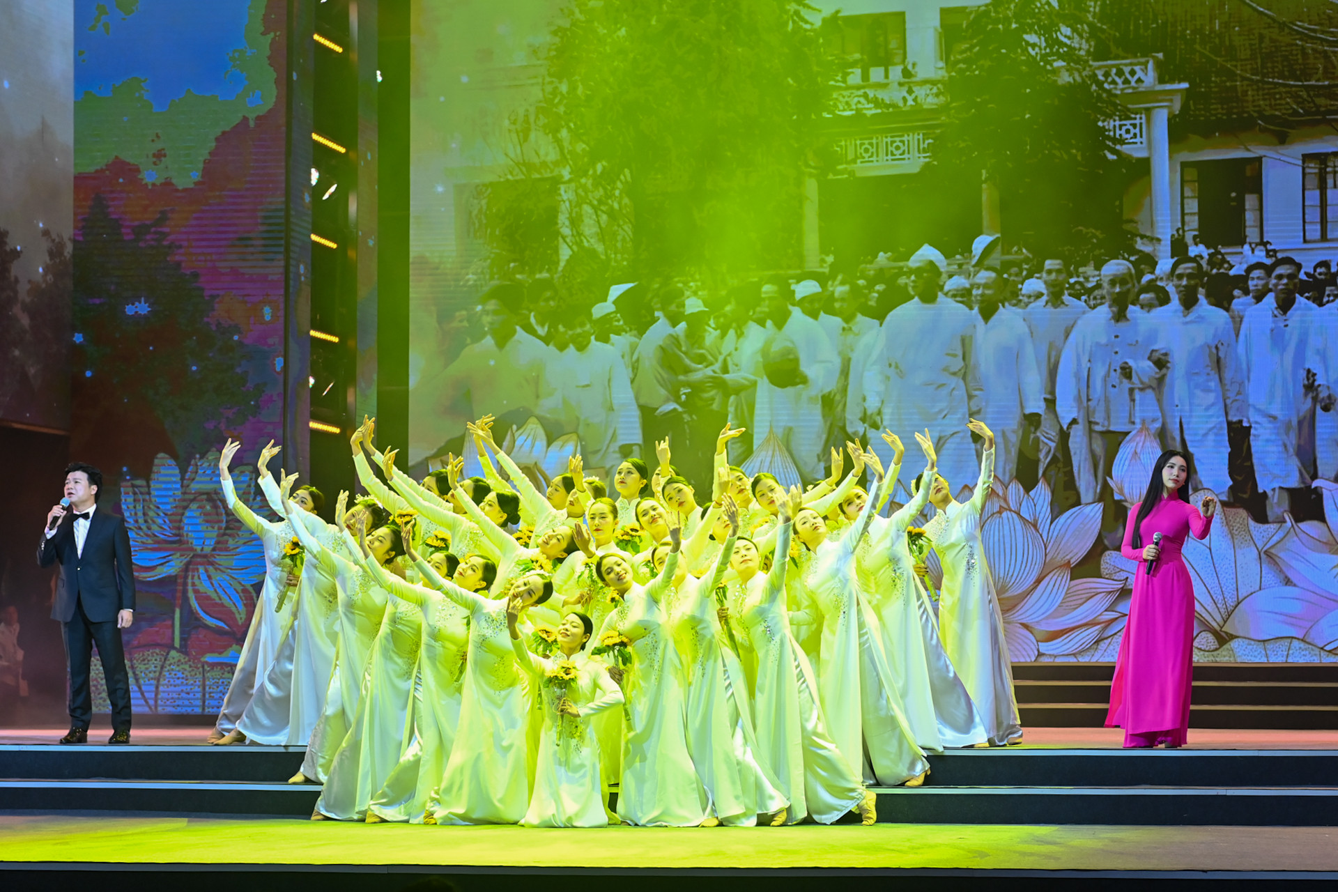 Tiết mục biểu diễn nghệ thuật mở đầu lễ kỷ niệm.