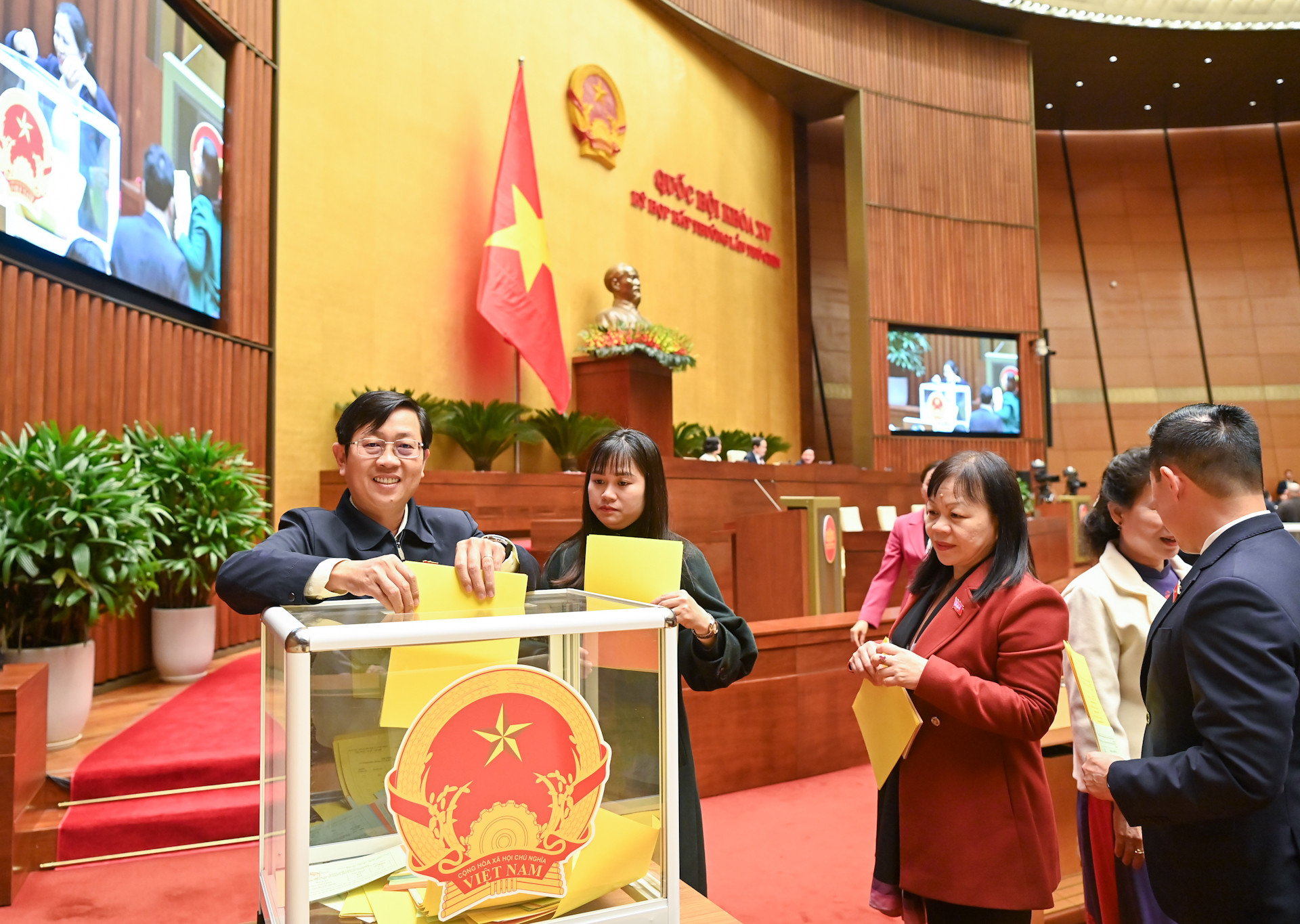 Các đại biểu Quốc hội bỏ phiếu bầu tại phiên họp.