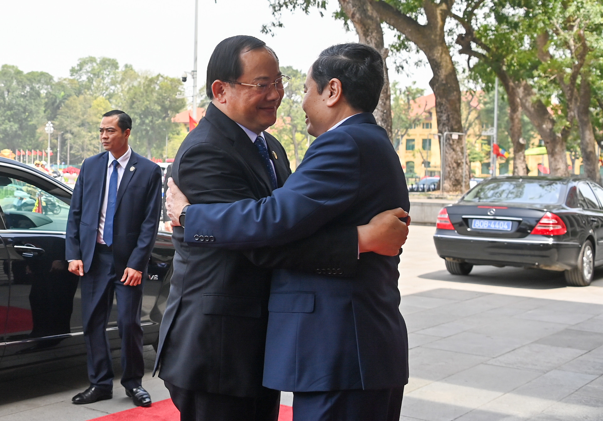 Chủ tịch Quốc hội Trần Thanh Mẫn đón Thủ tướng Lào Sonexay Siphandone.