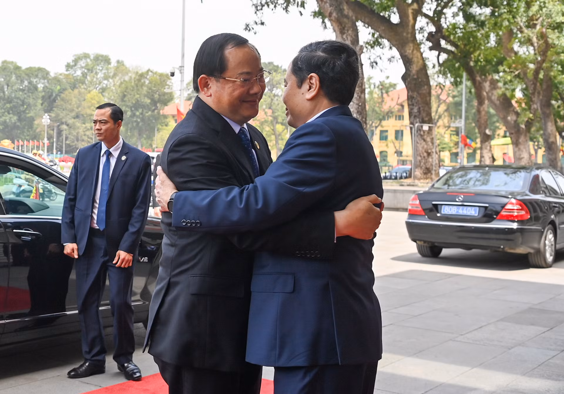 Chủ tịch Quốc hội Trần Thanh Mẫn đón Thủ tướng Lào Sonexay Siphandone.