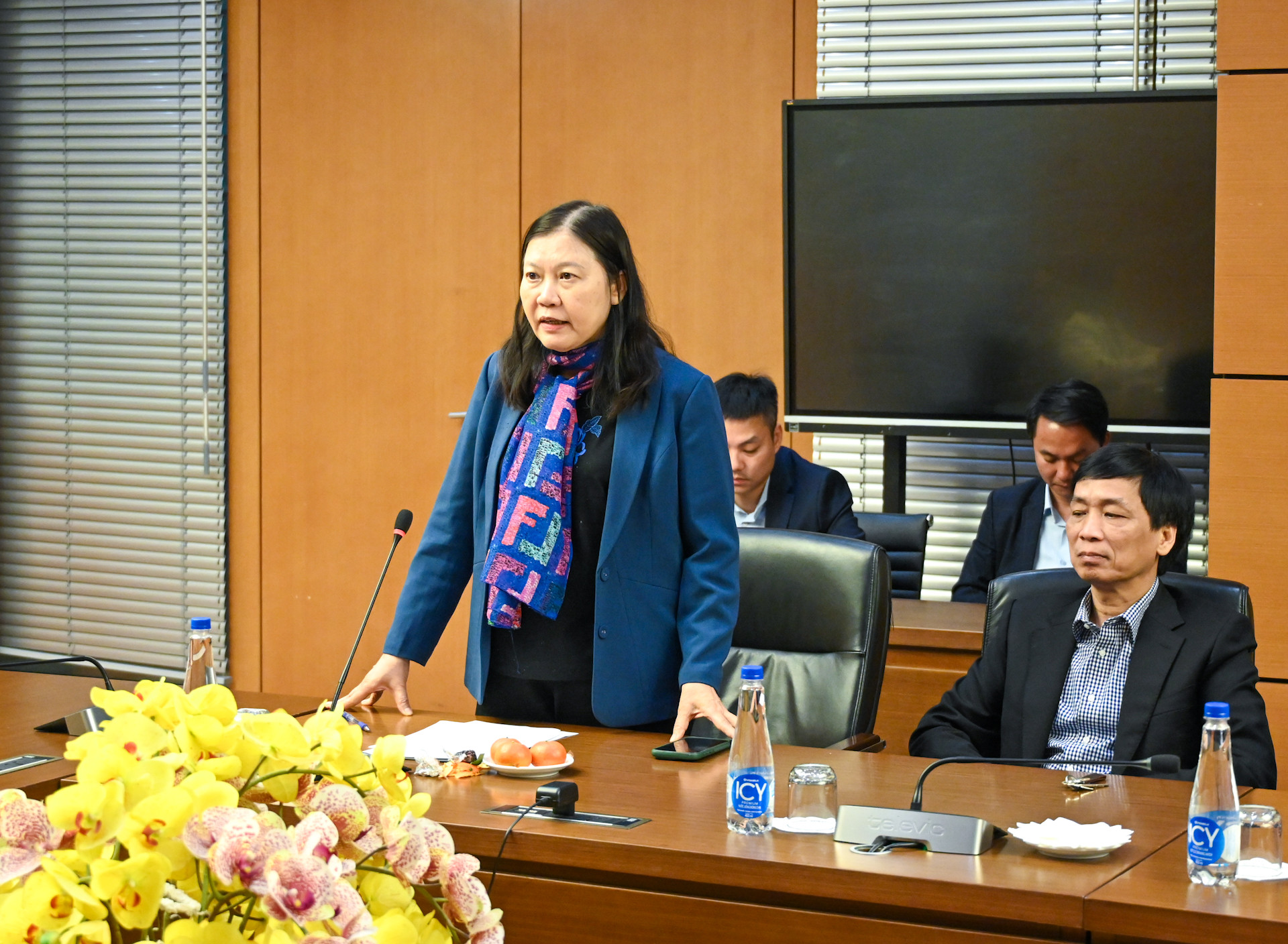 Chủ nhiệm Ủy ban Tư pháp Lê Thị Nga báo cáo tại cuộc làm việc. Chủ nhiệm Ủy ban Tư pháp Lê Thị Nga báo cáo tại cuộc làm việc.