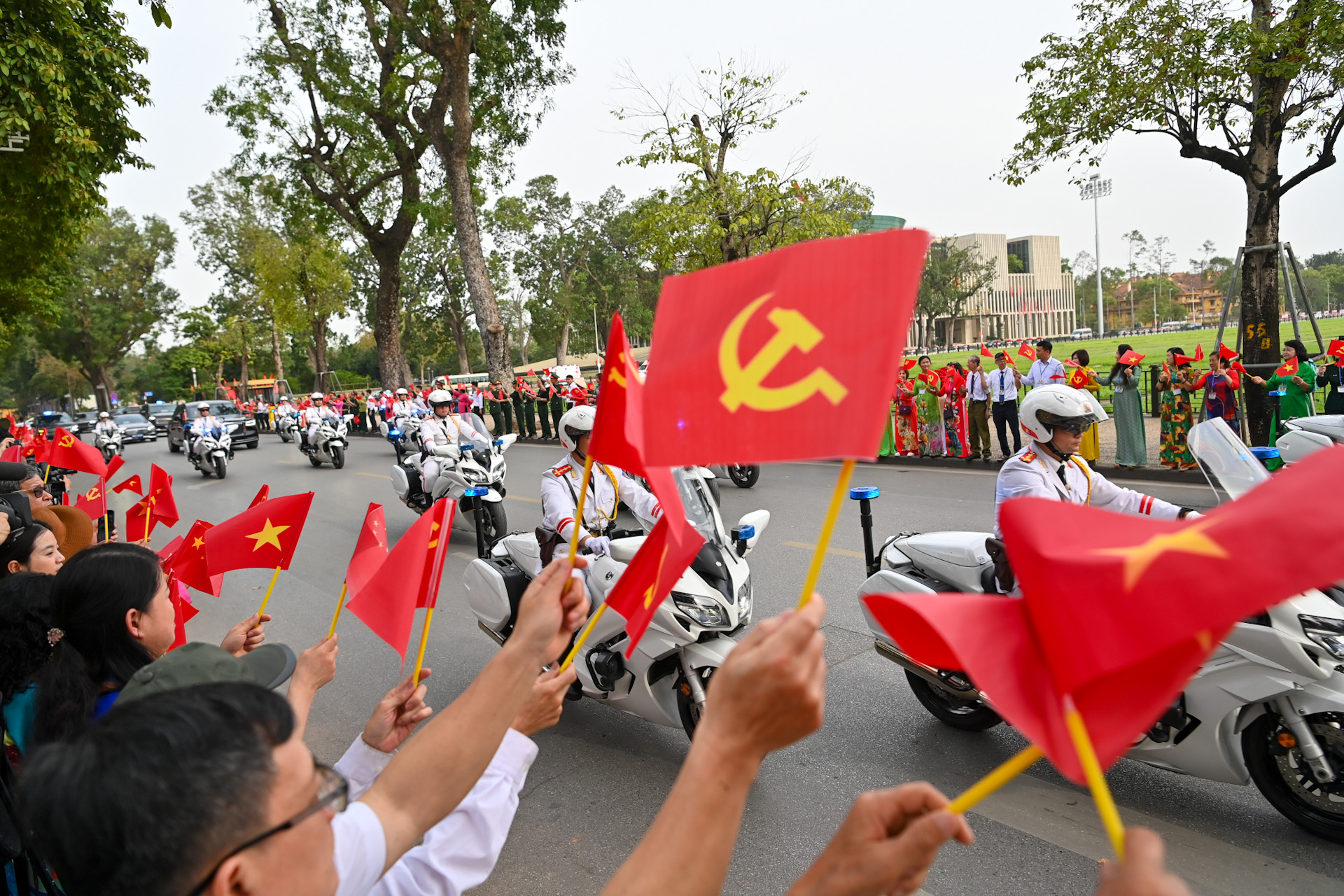 [Ảnh] Nhân dân Thủ đô Hà Nội nồng nhiệt chào đón Tổng Bí thư, Chủ tịch Trung Quốc Tập Cận Bình thăm cấp Nhà nước đến Việt Nam ảnh 3