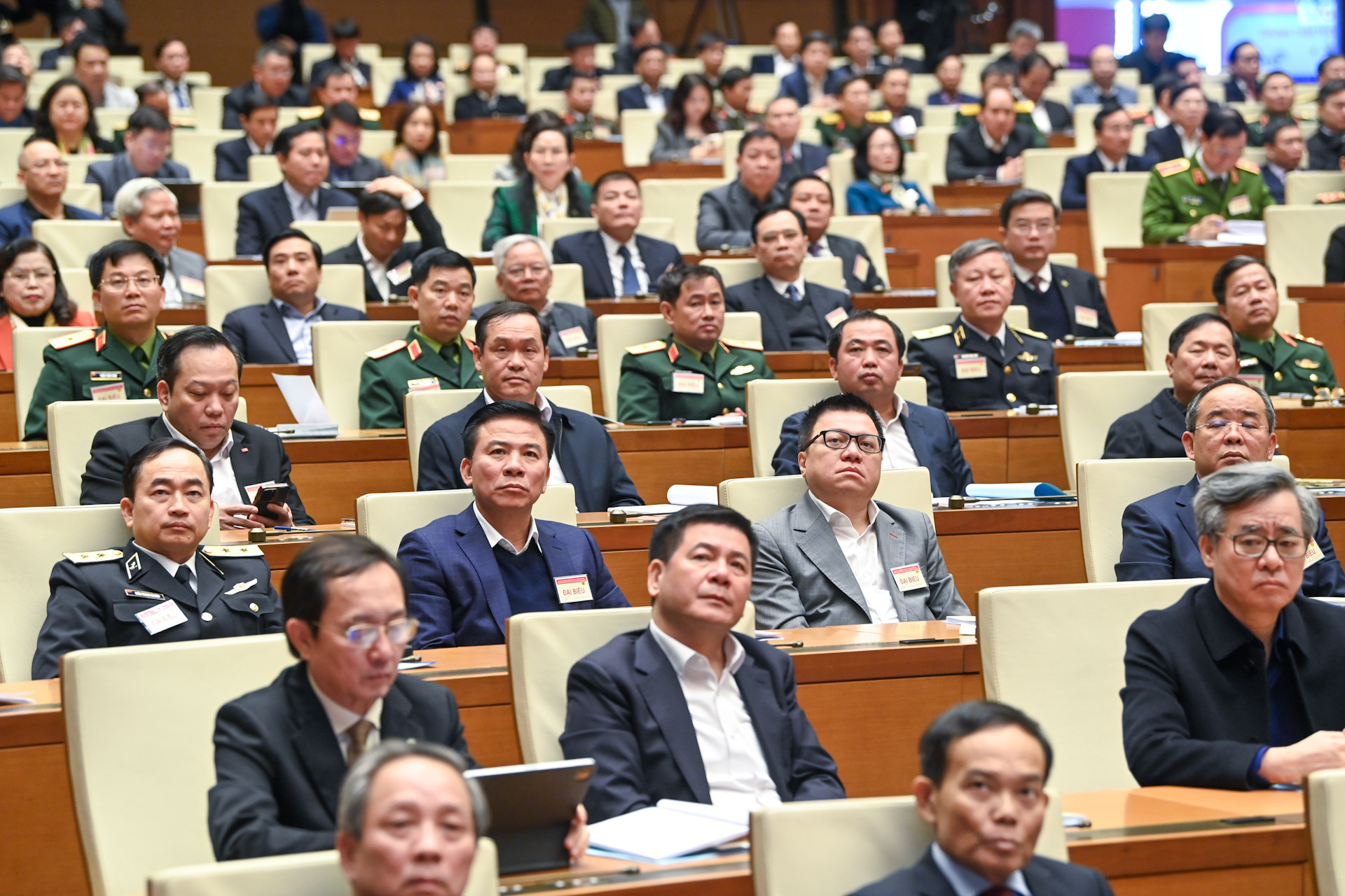 Các đồng chí lãnh đạo Đảng, Nhà nước và các đại biểu dự hội nghị.