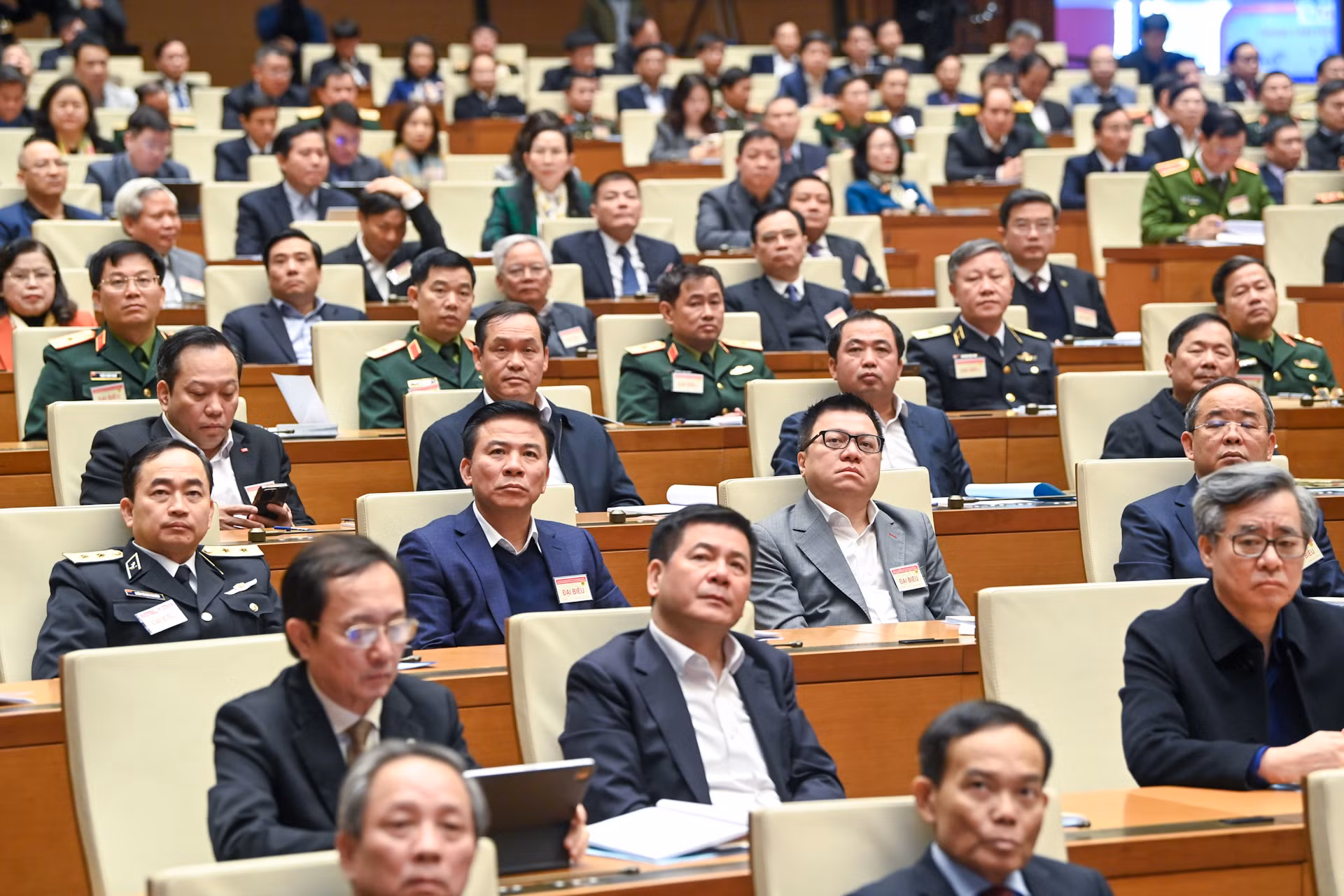Các đồng chí lãnh đạo Đảng, Nhà nước và các đại biểu dự hội nghị.